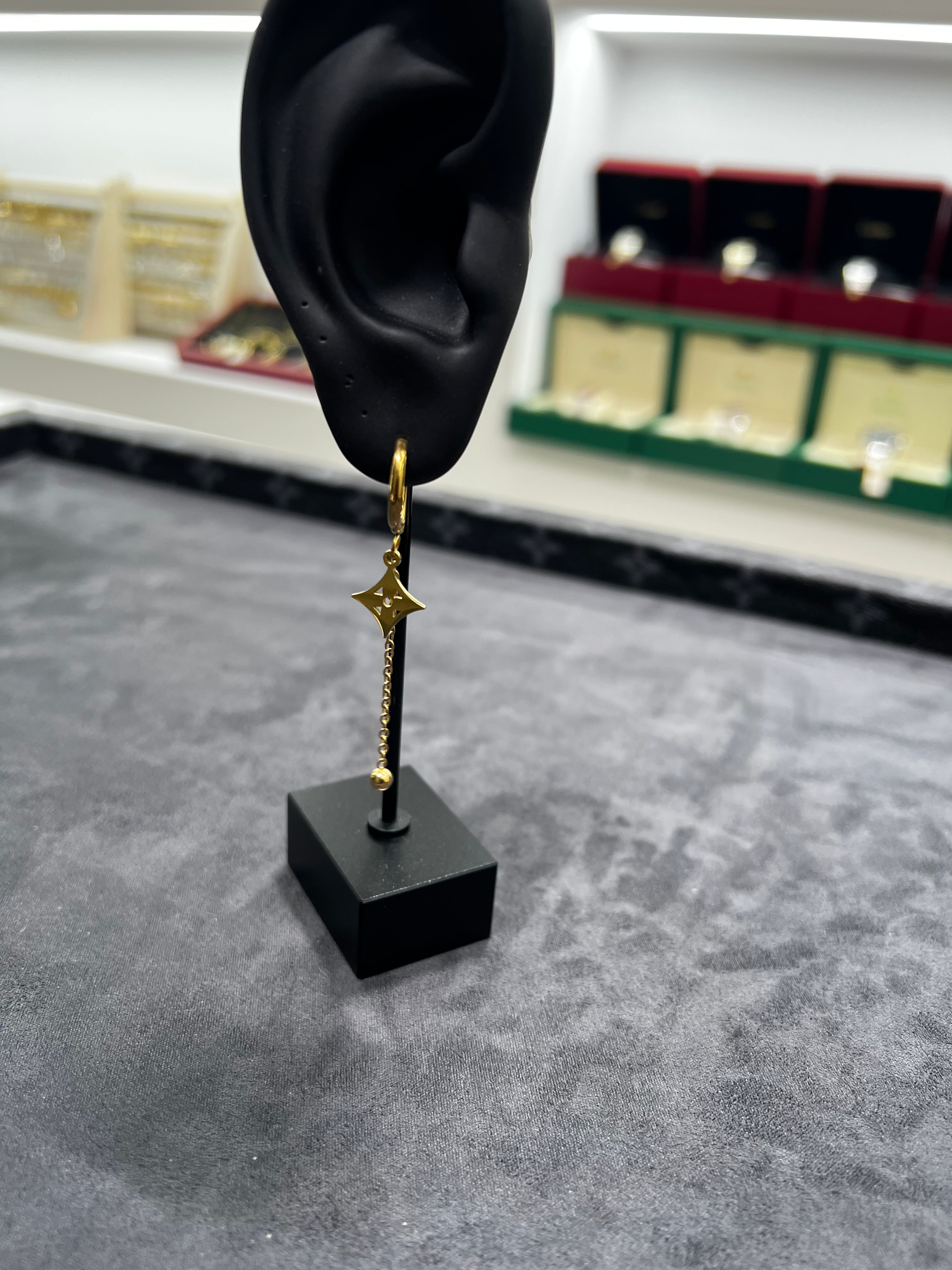 اقراط اذن نجمة LV