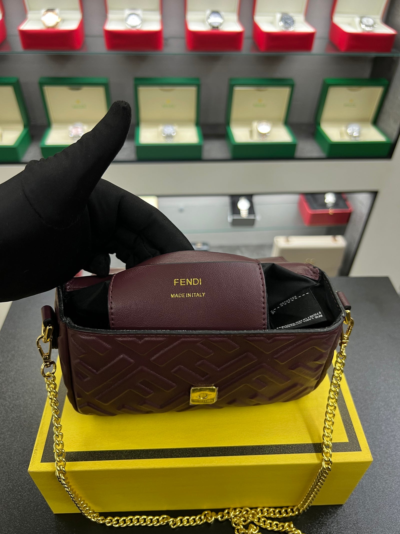 حقيبة باغيت برقندي الصغيره بنقشة FF بارزة
Baguette Bag – Burgundy Embossed FF