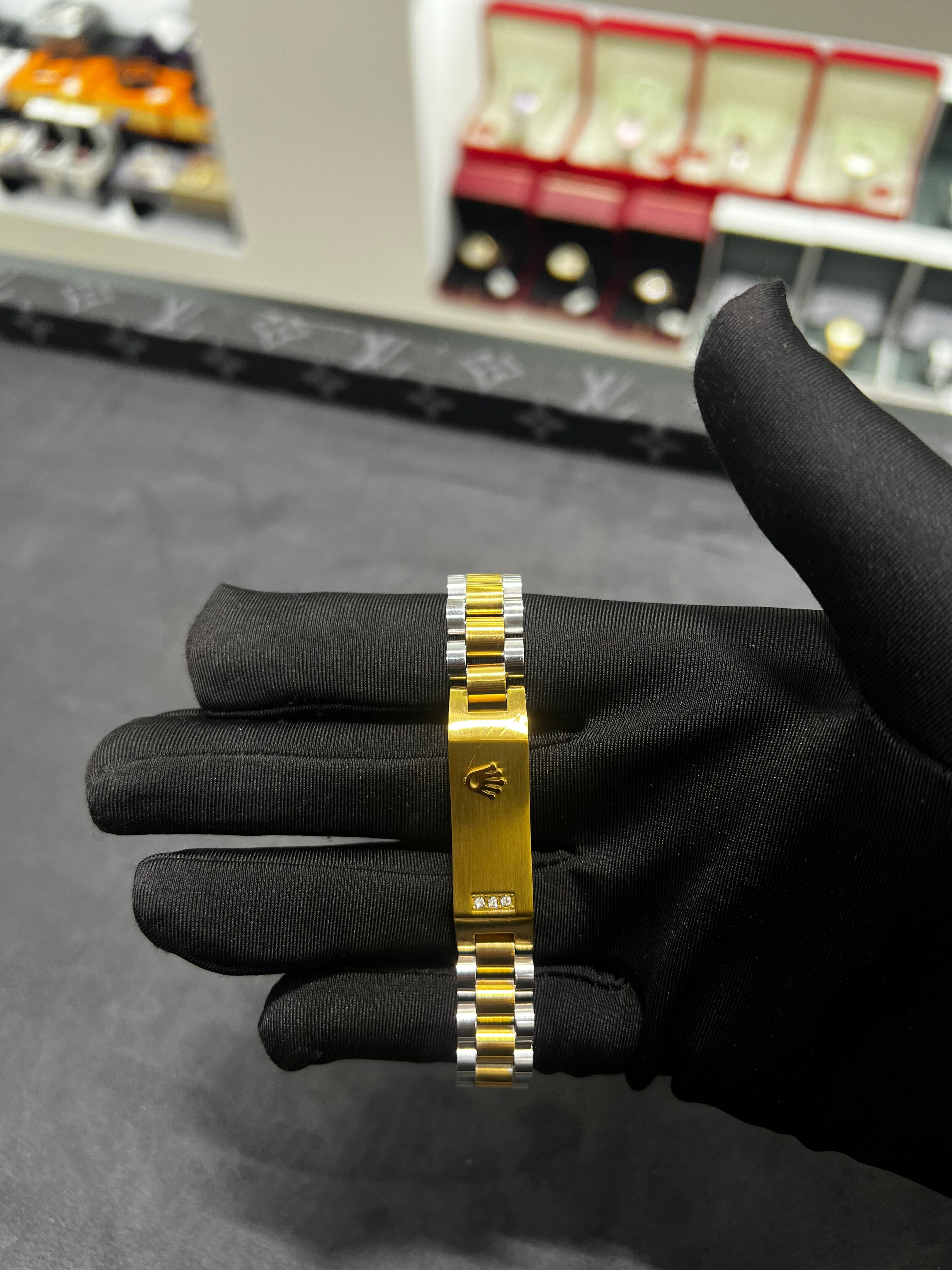 حديده رولكس الاسم مطعمه