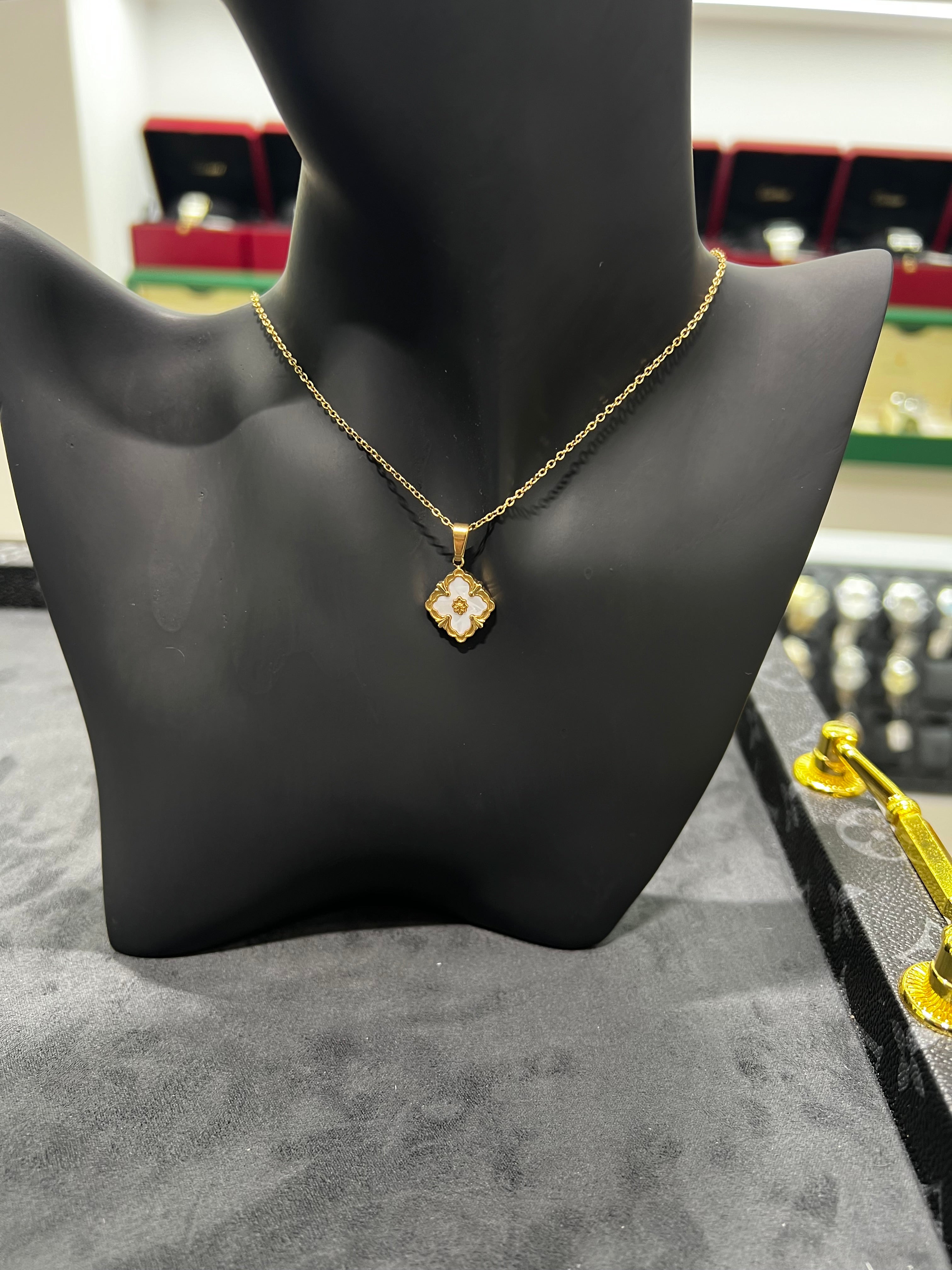 سلسال روبيرتو كوين ابيض