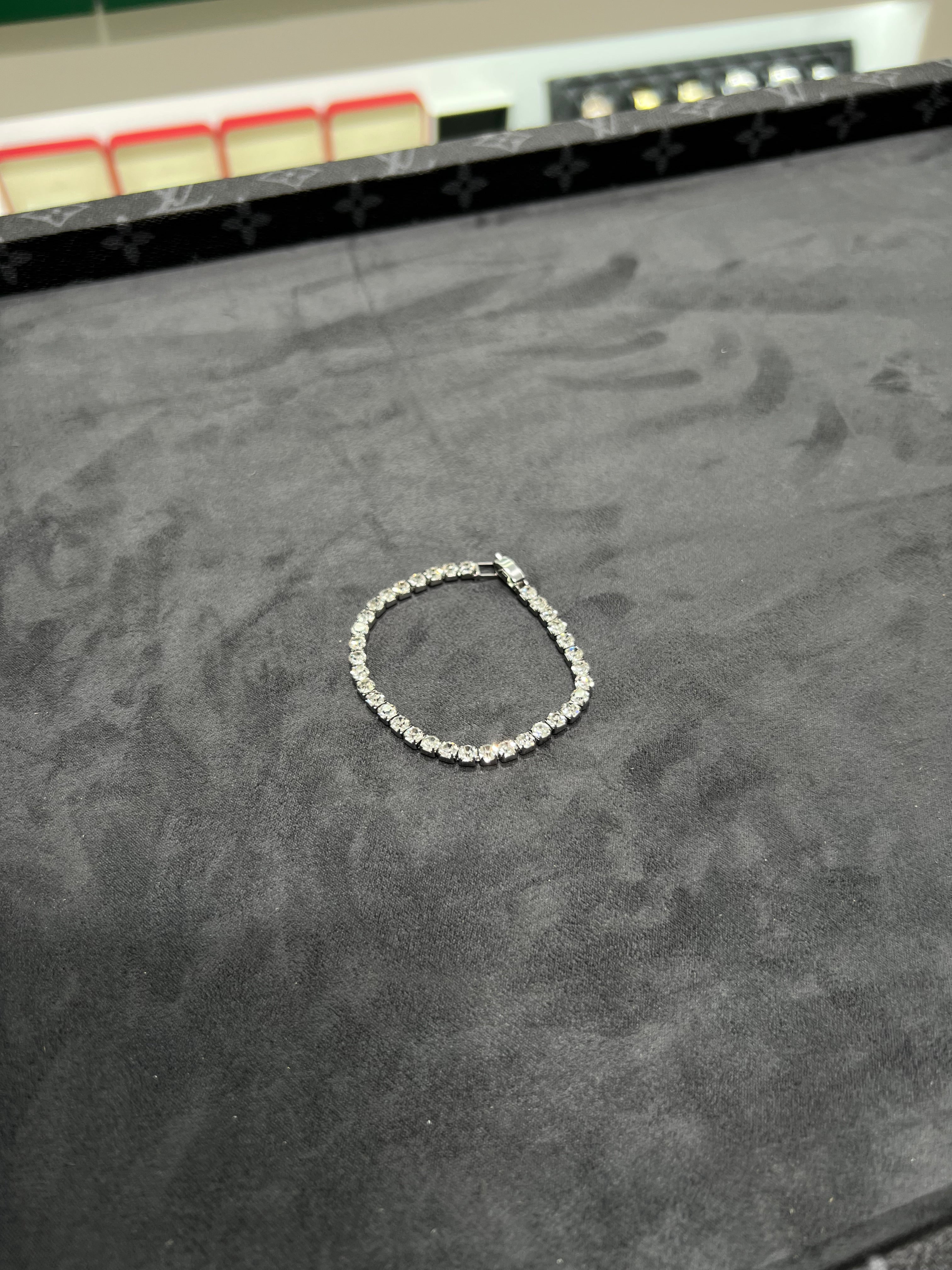 انسيال الأحجار فضي