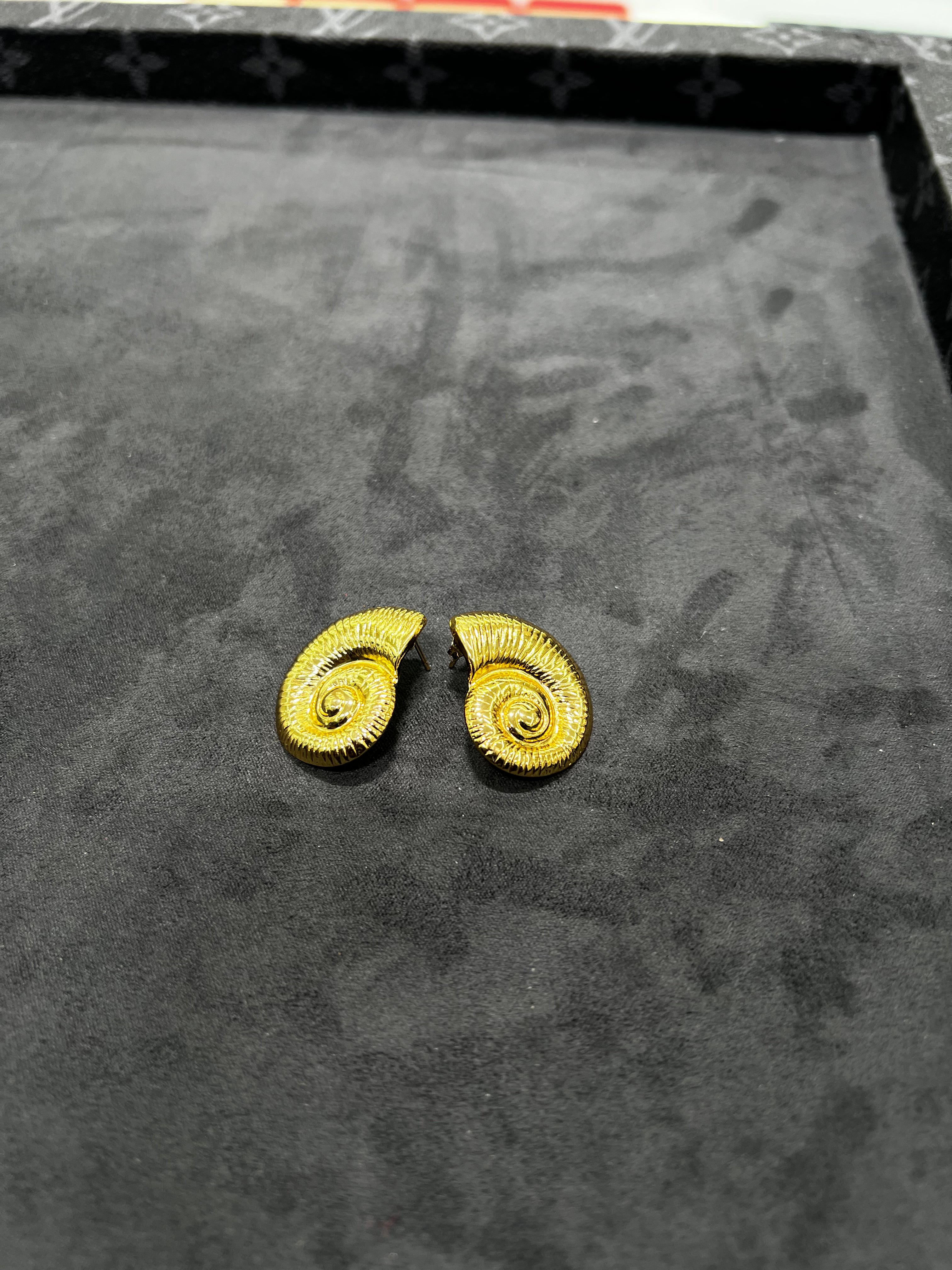 أقراط أذن القوقعه