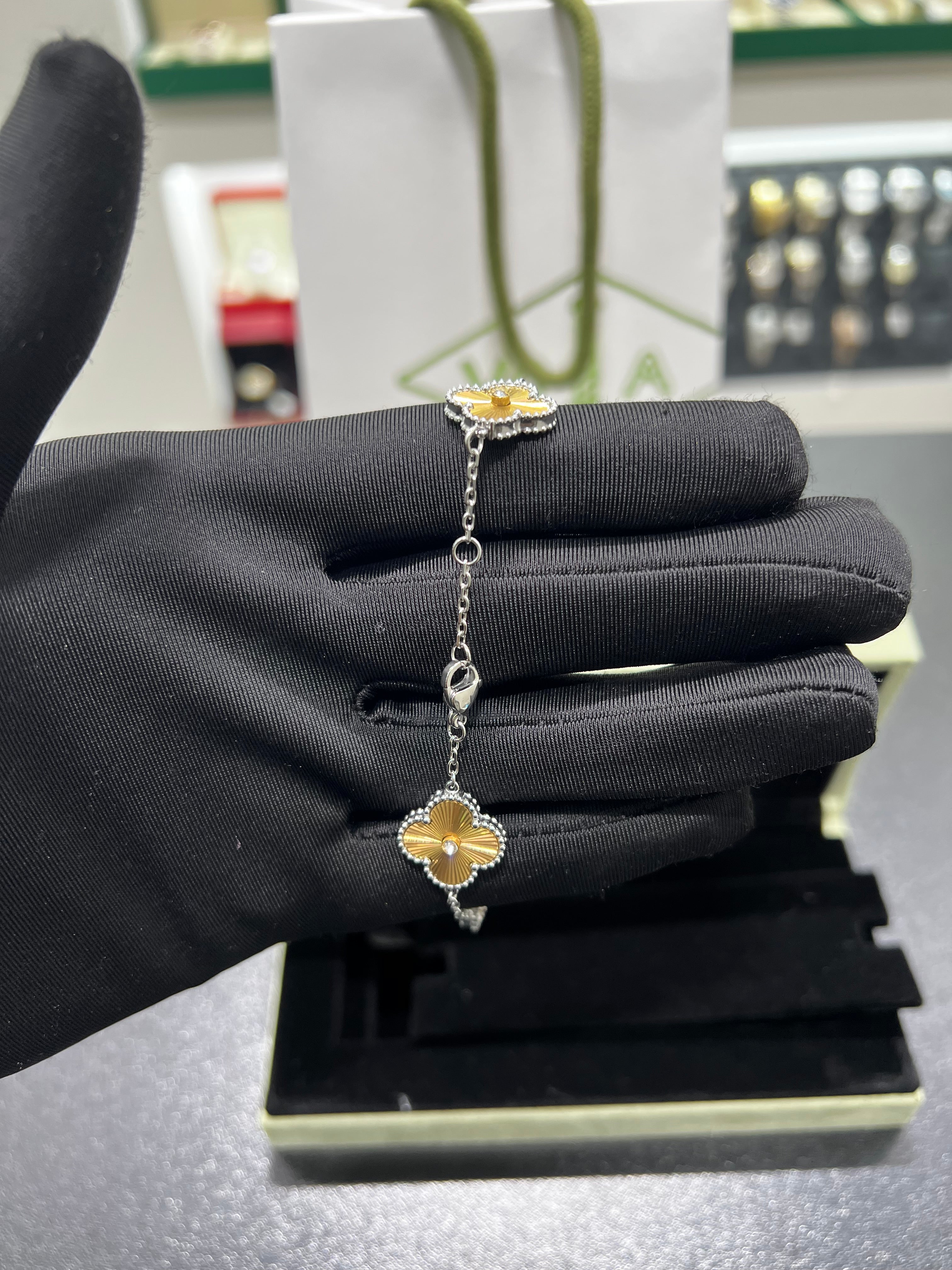 فان كلييف لامبرا ذهبي اطار فضي مرصع