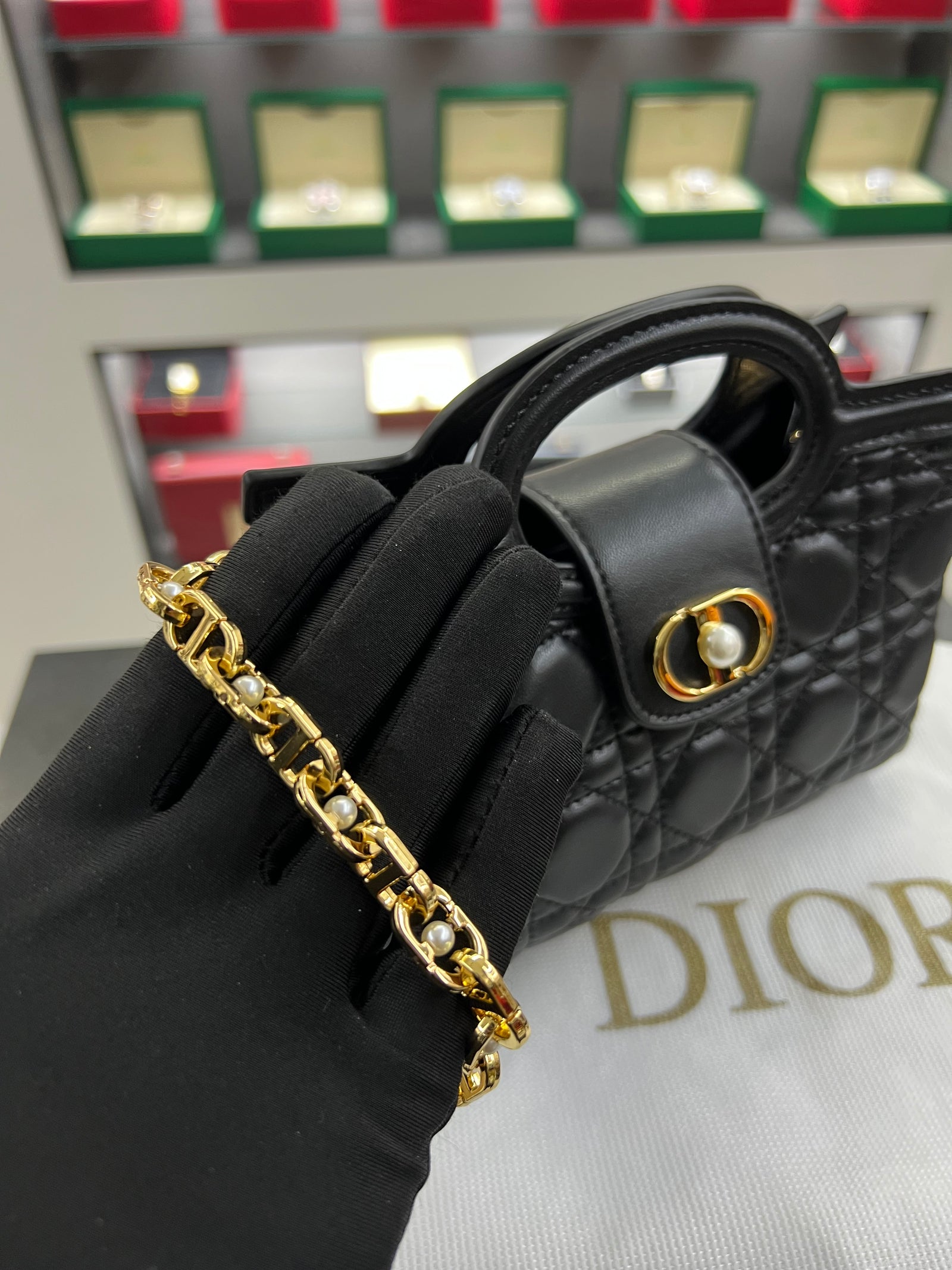 حقيبة كارو ميني بمقبض دائري – أسود كاناج
Caro Mini Ring-Handle Bag – Black Cannage