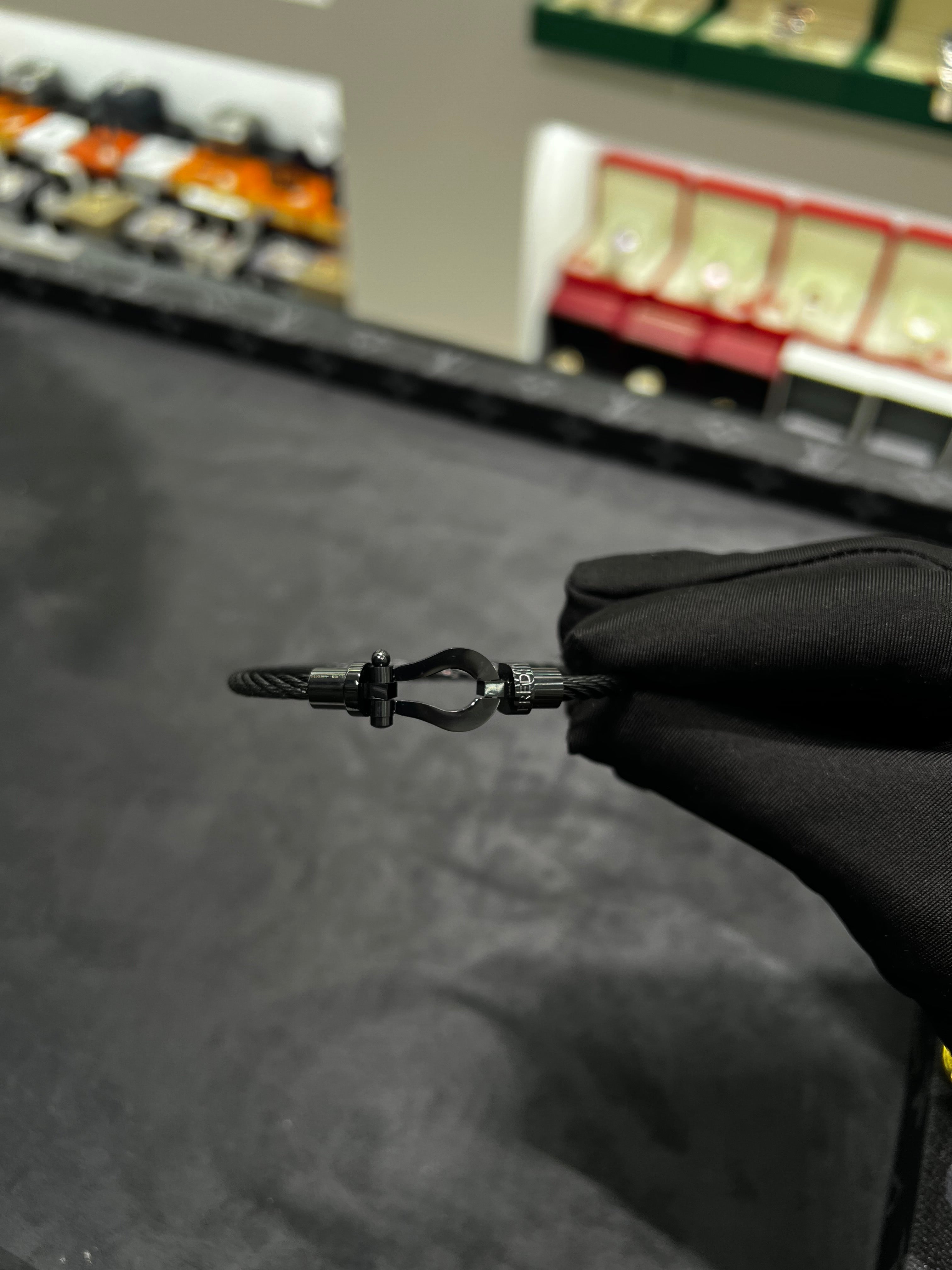 اسوار الفريد اسود