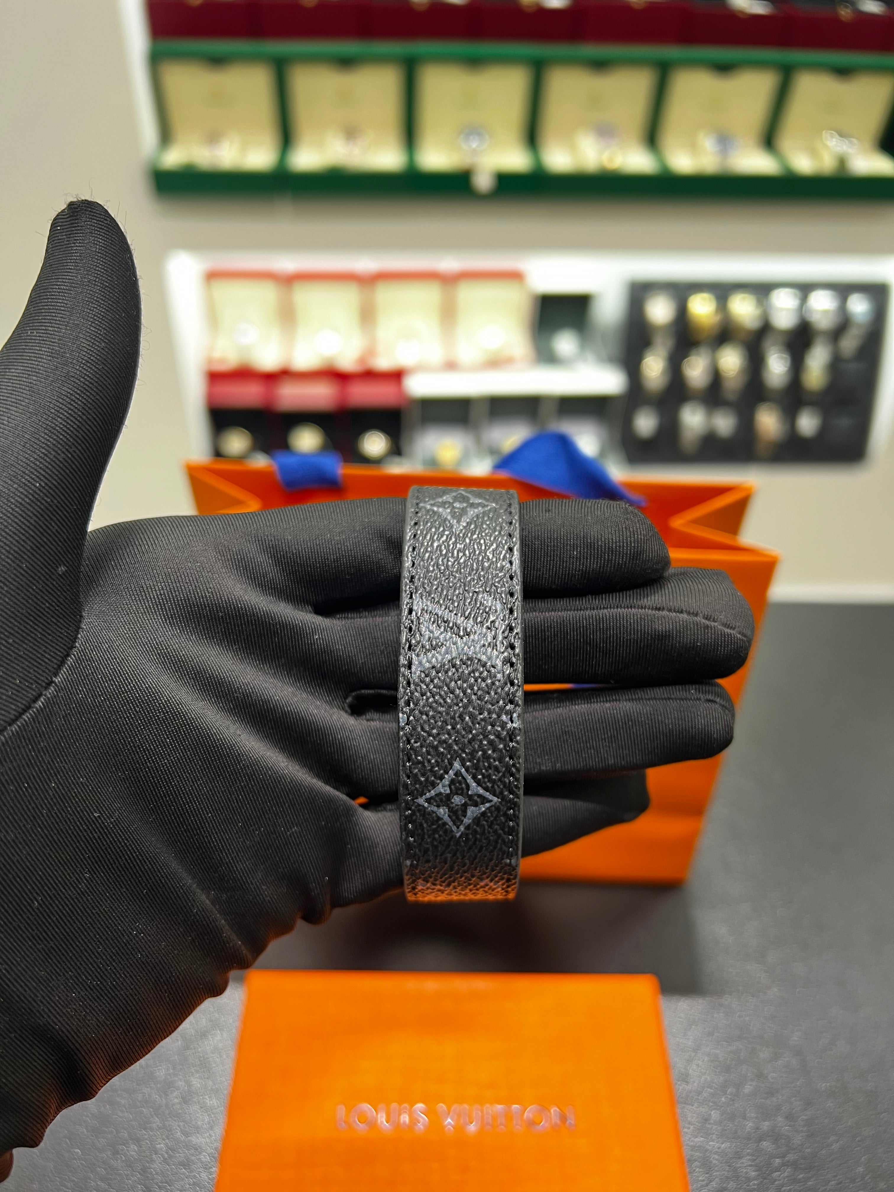 حزام يد  جلد LV ازرق