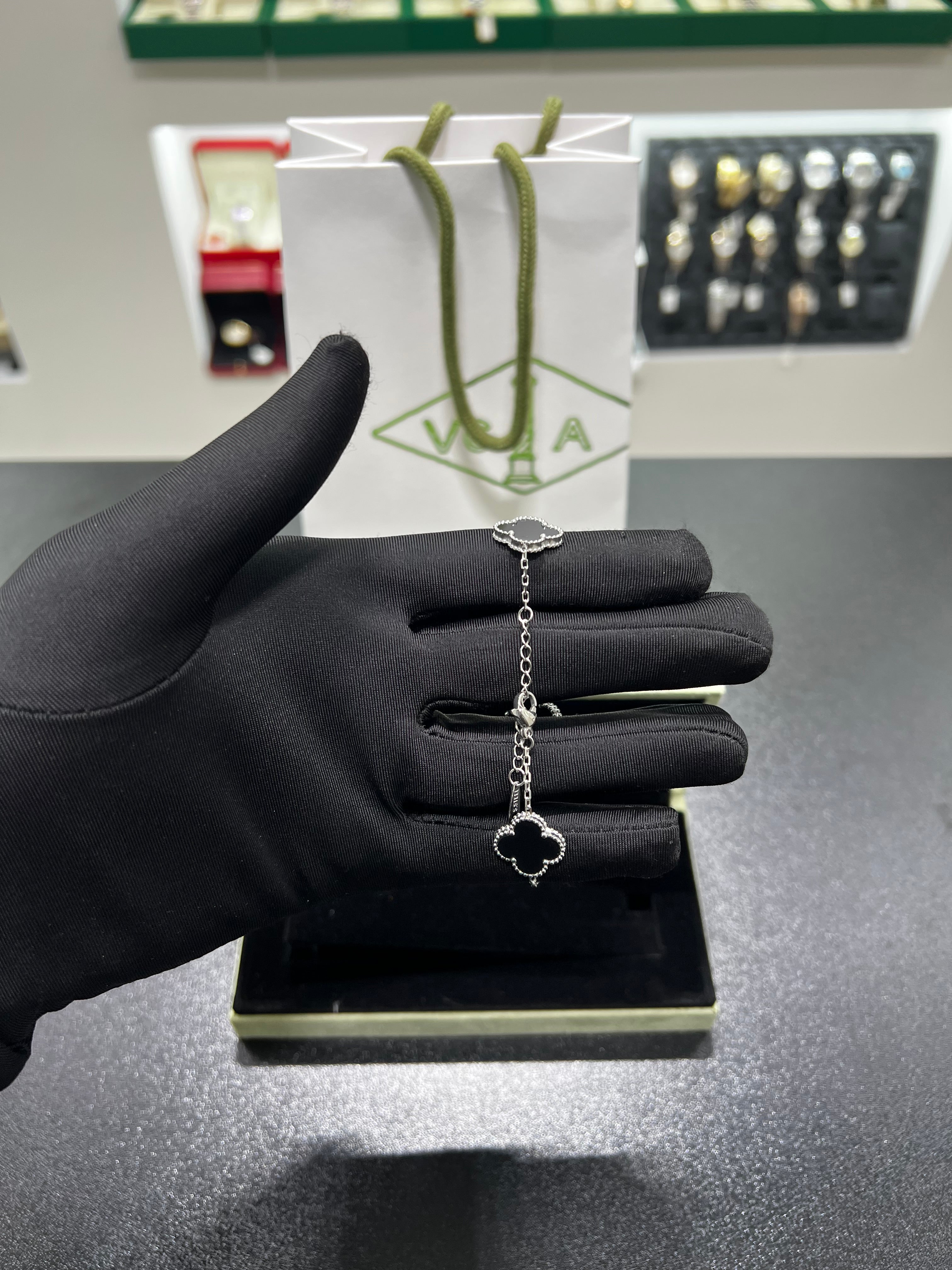 الامبرا اسود مرصع