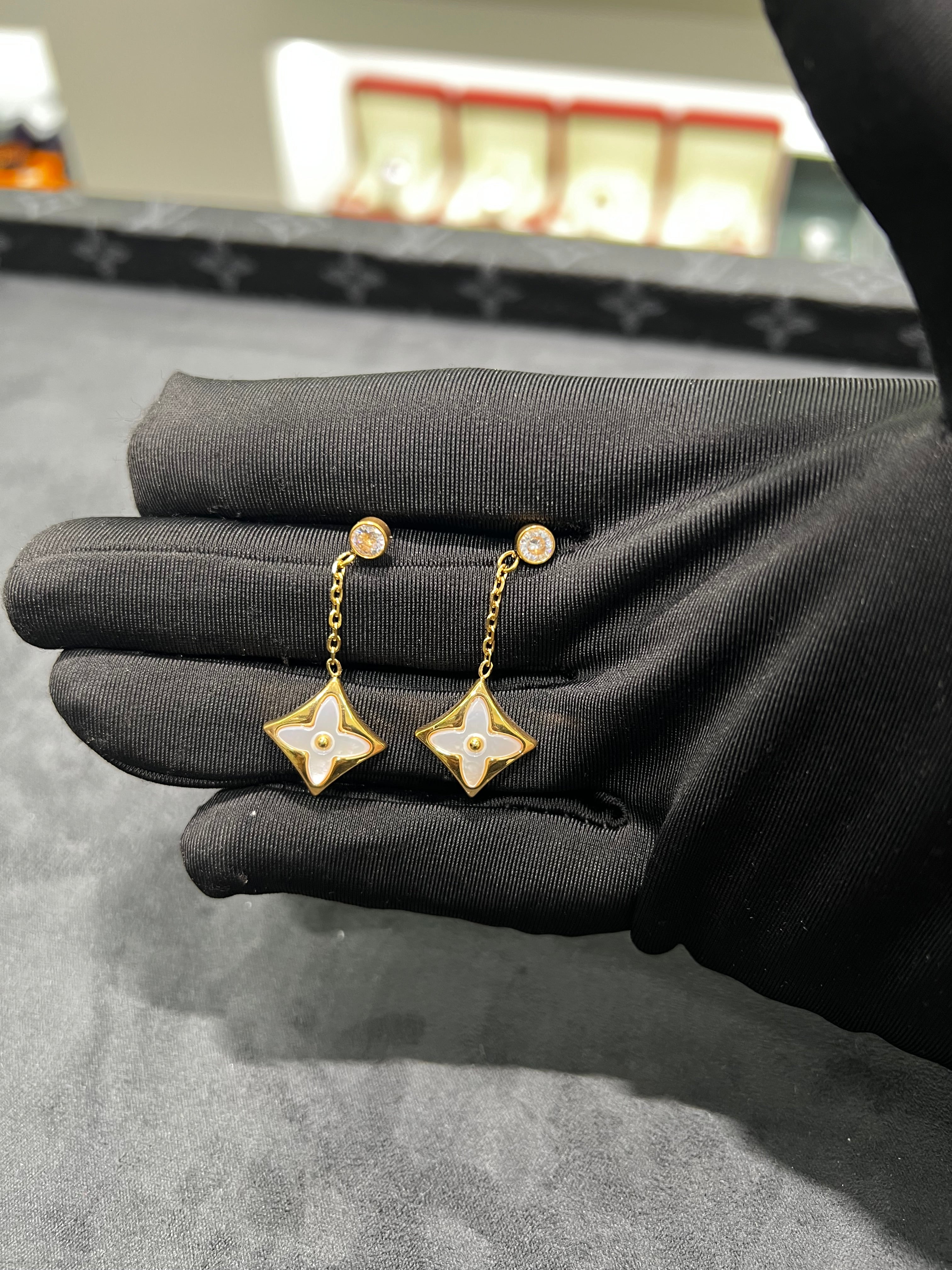 اقراط اذن LVبالحجر الابيض