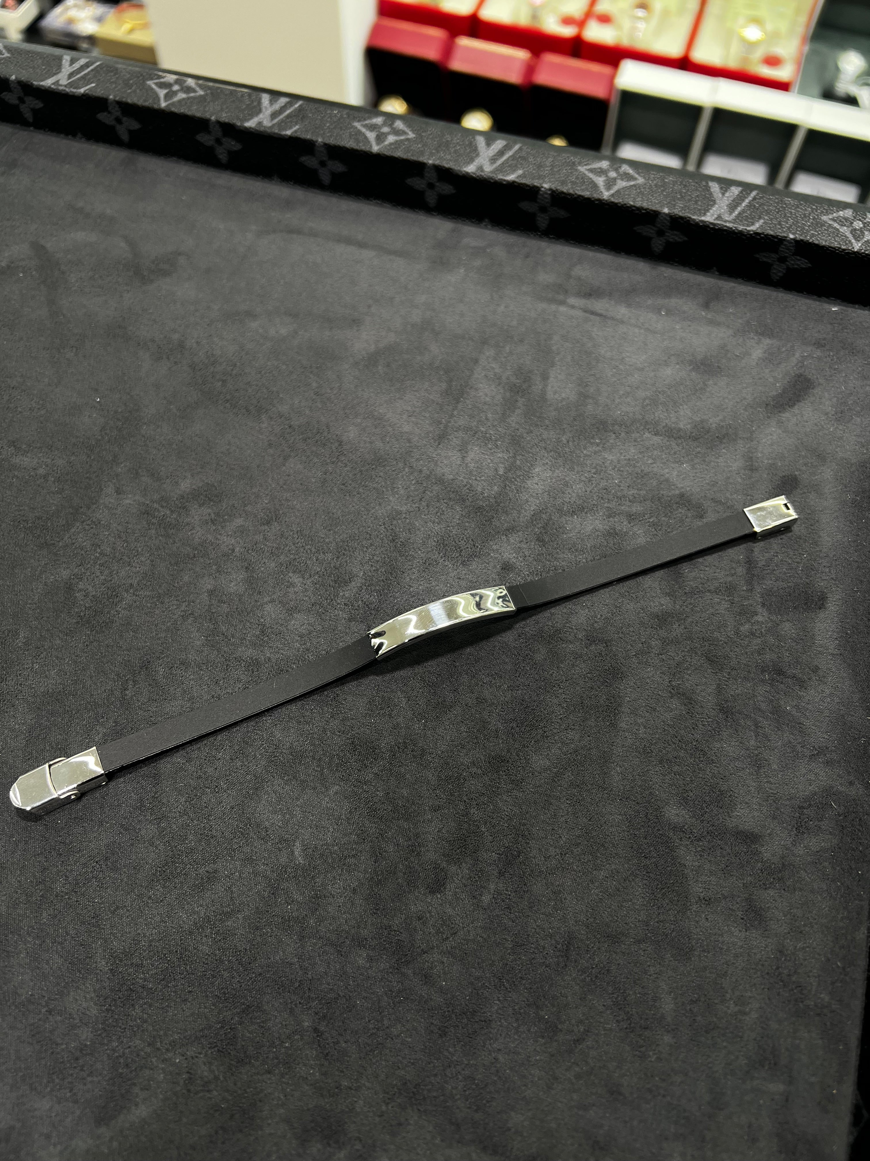 سوار جلد الاسم فضي