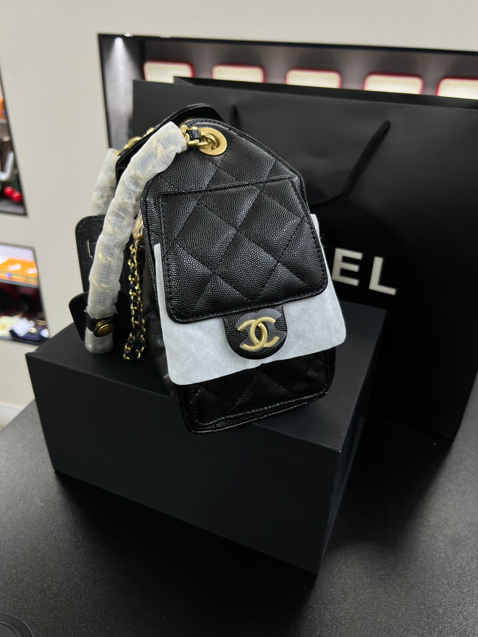 حقيبة هوبو 25 باكت – أسود كافيار
Hobo 25 Bucket Bag – Black Caviar