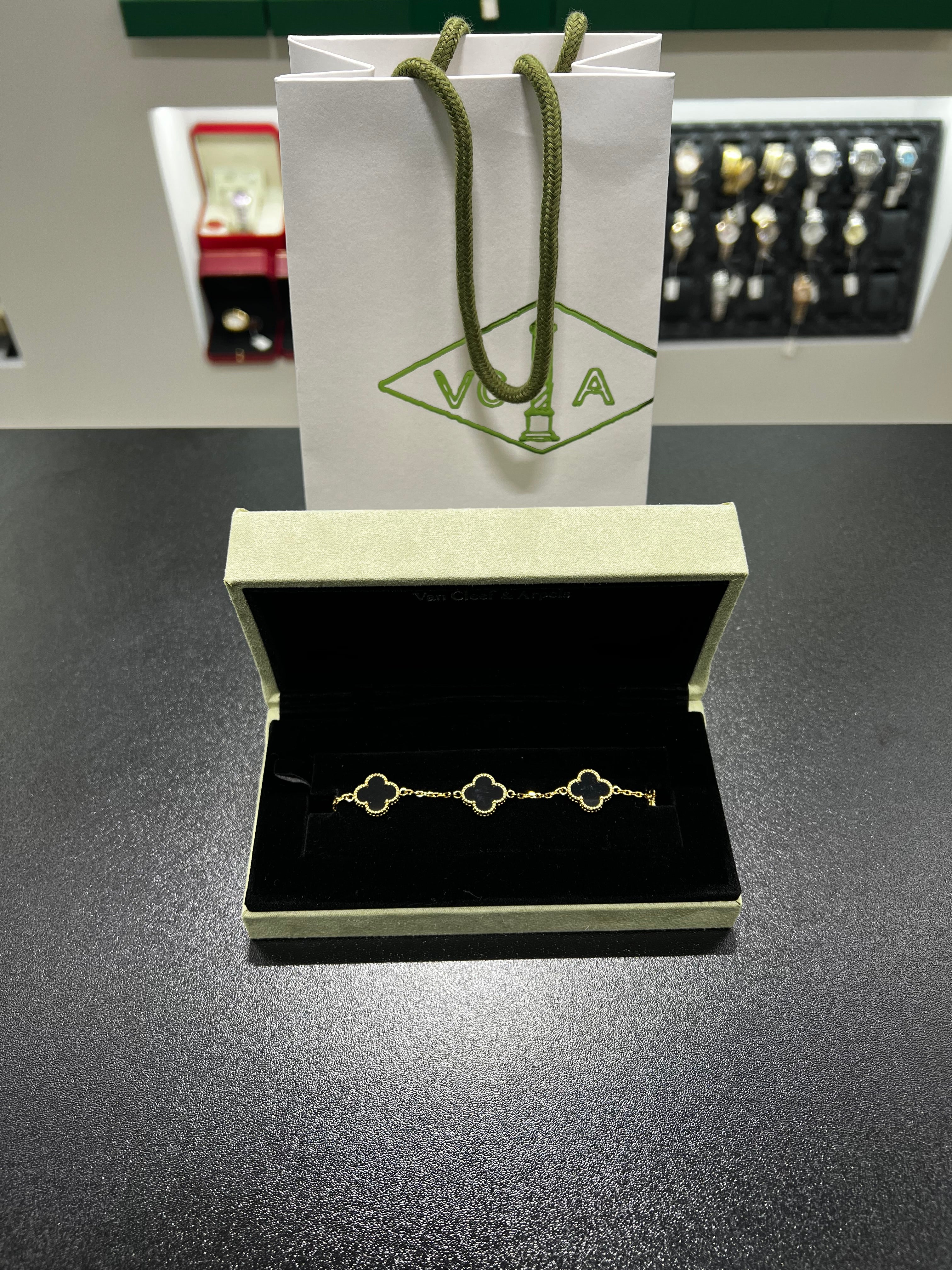 VC لامبرا ذهبي عقيق اسود