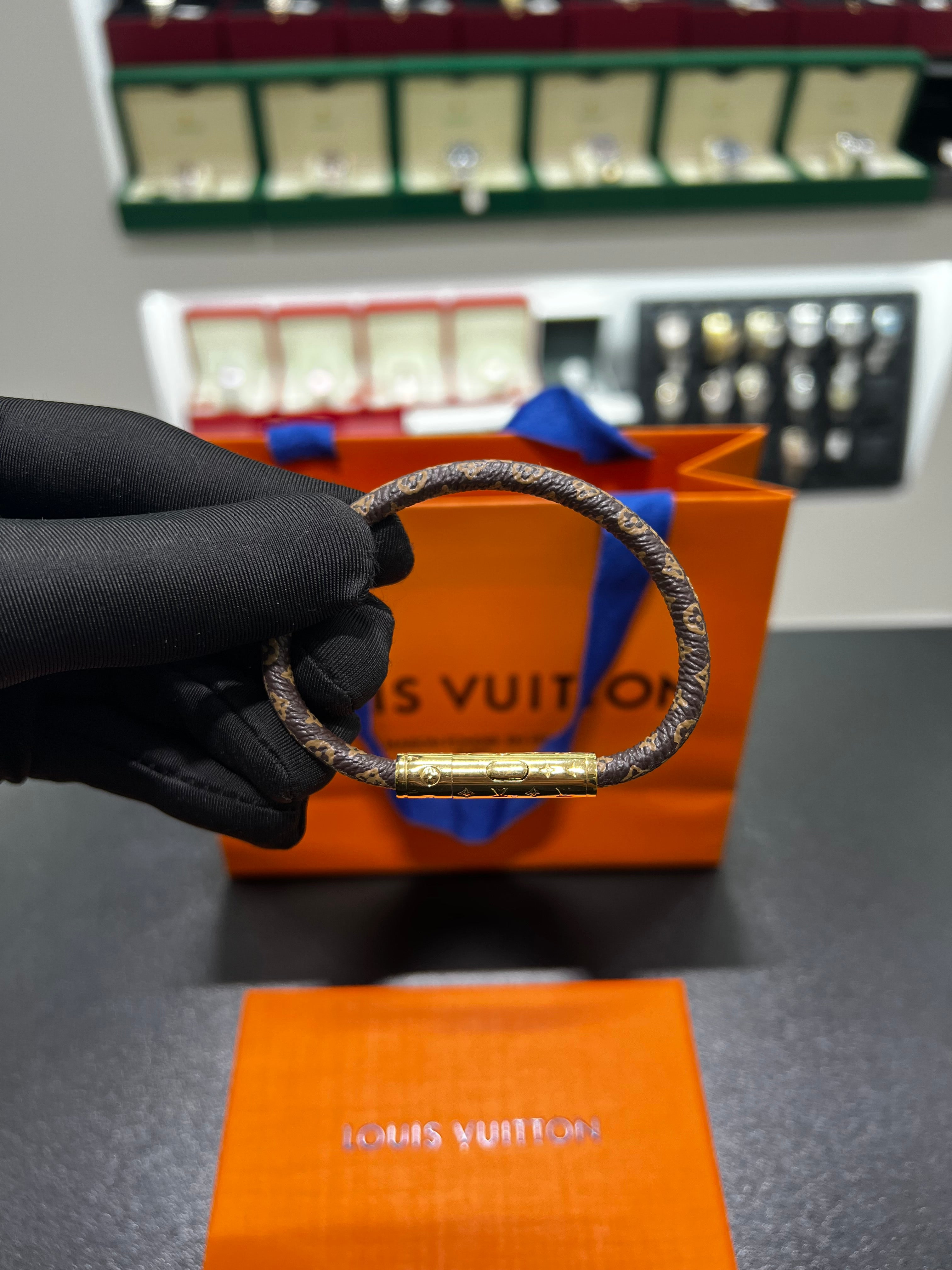 سوار جلد LV بني مقاس 19