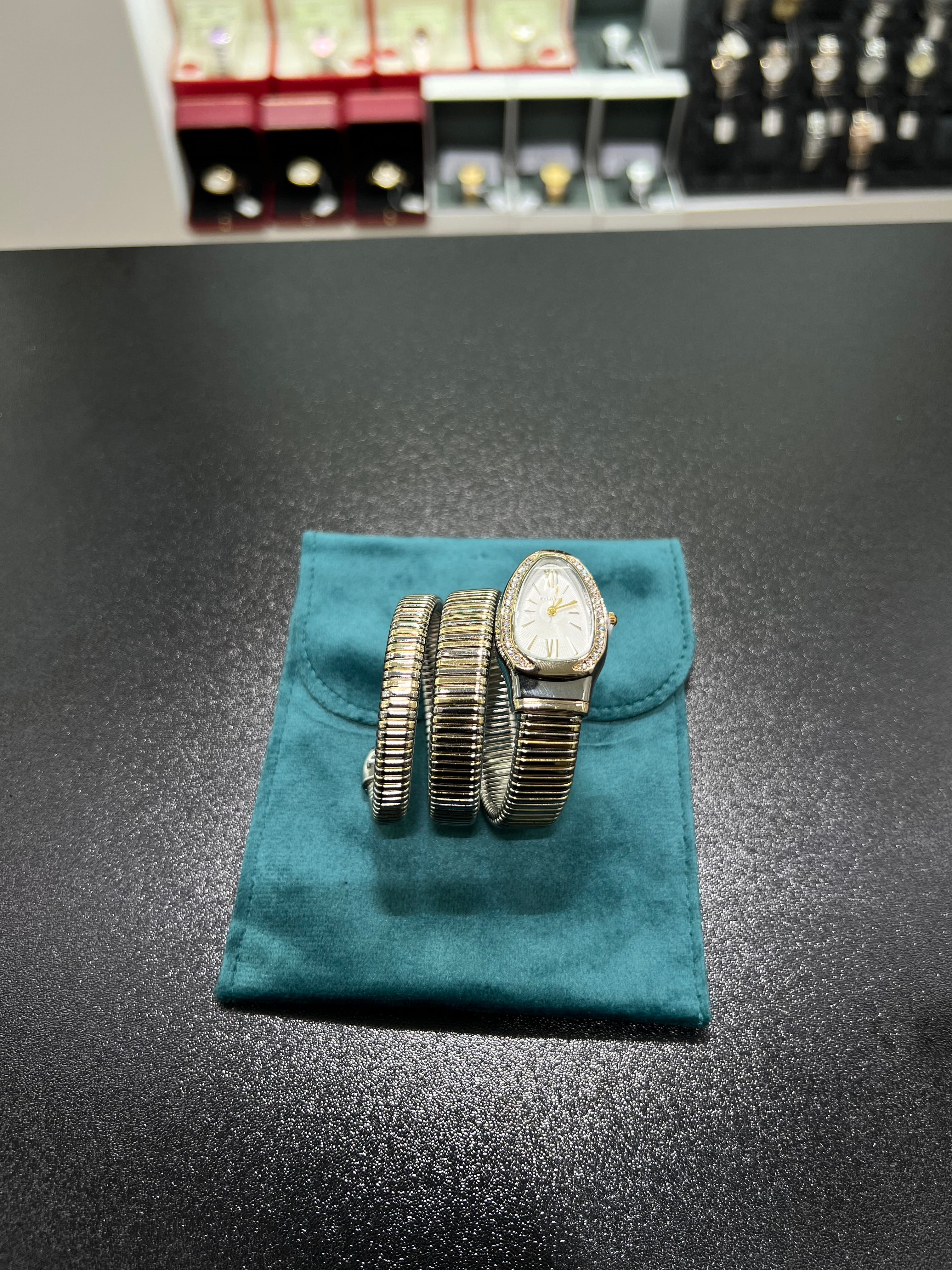 Serpenti watch in gold من دون علبه)