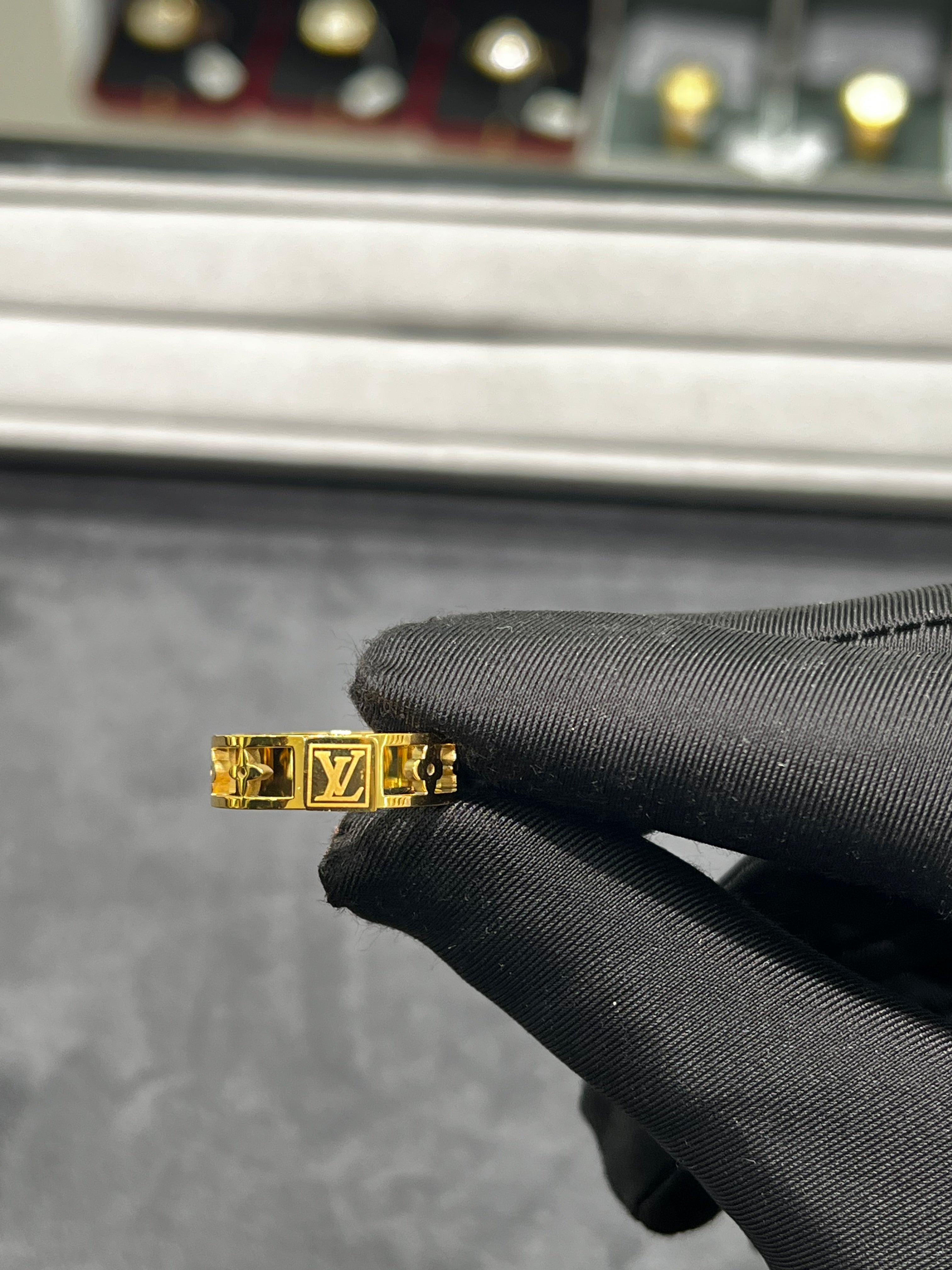 خاتم LVمكعبات