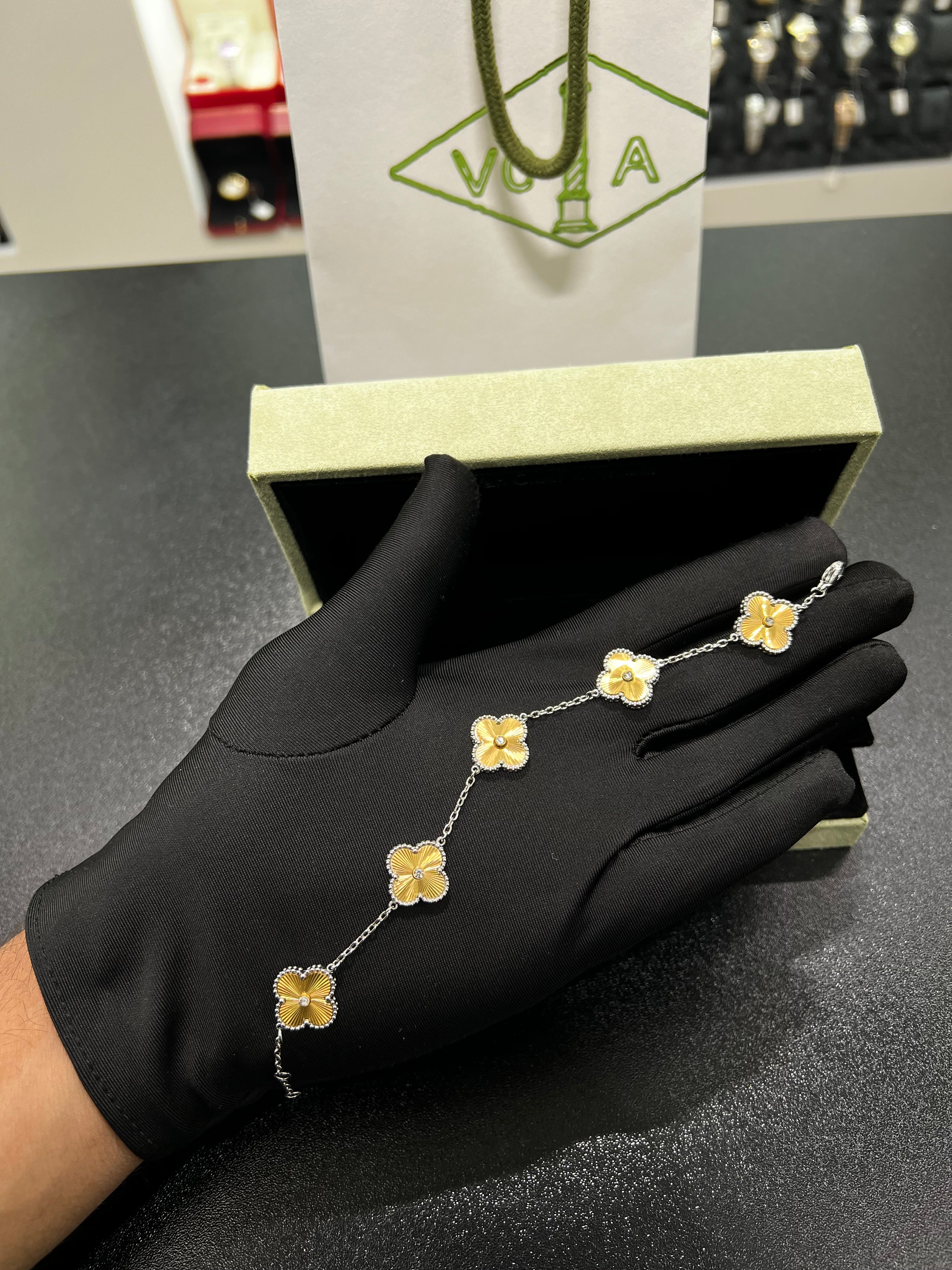 فان كلييف لامبرا ذهبي اطار فضي مرصع