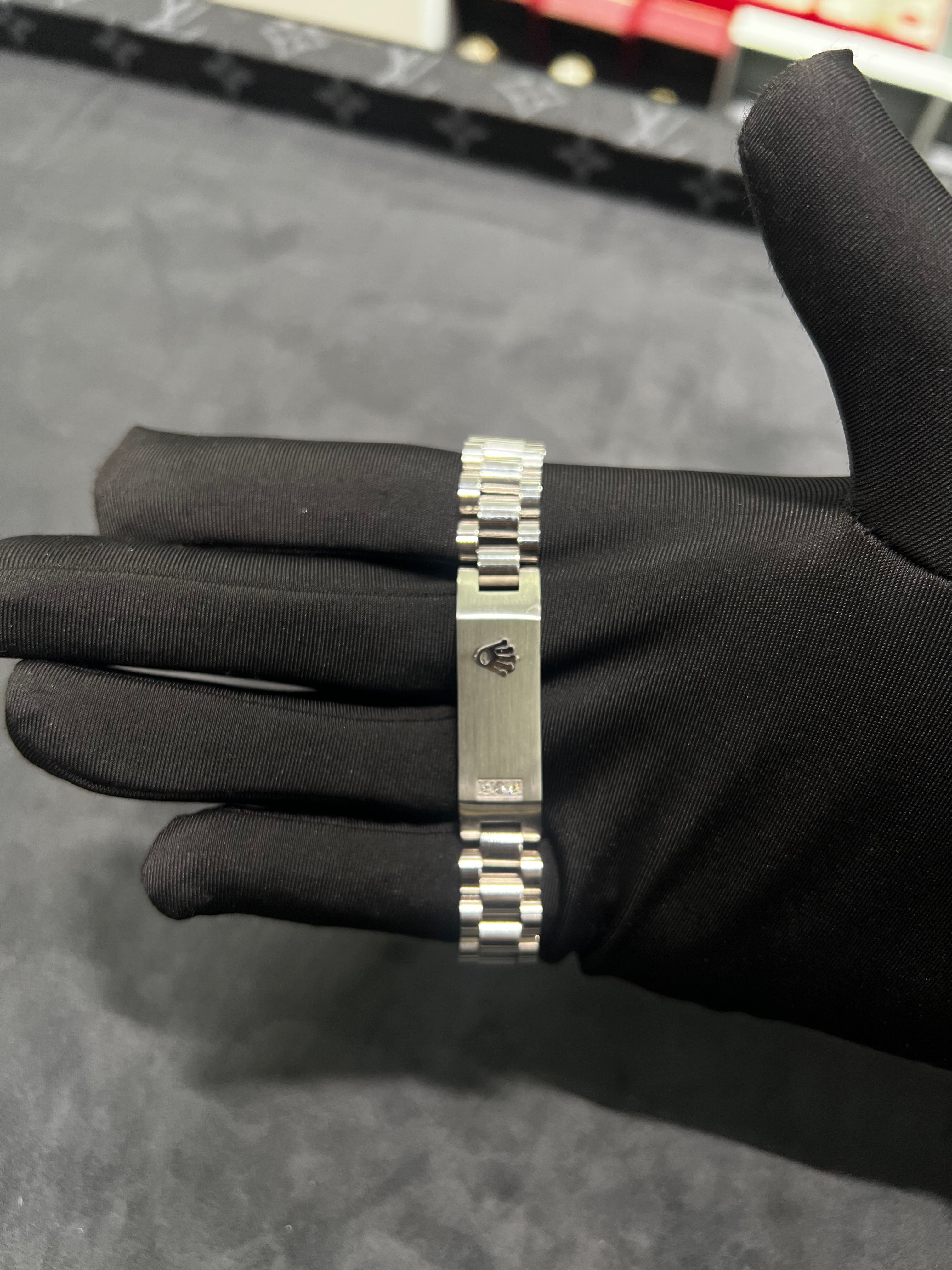 سوار رولكس الاسم فضي