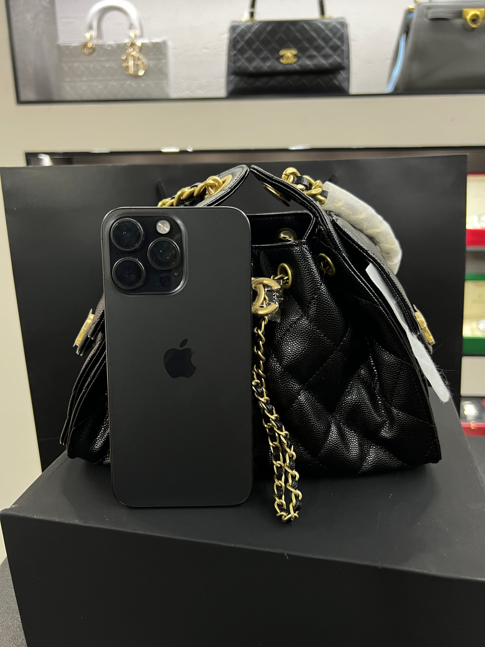 حقيبة هوبو 25 باكت – أسود كافيار
Hobo 25 Bucket Bag – Black Caviar