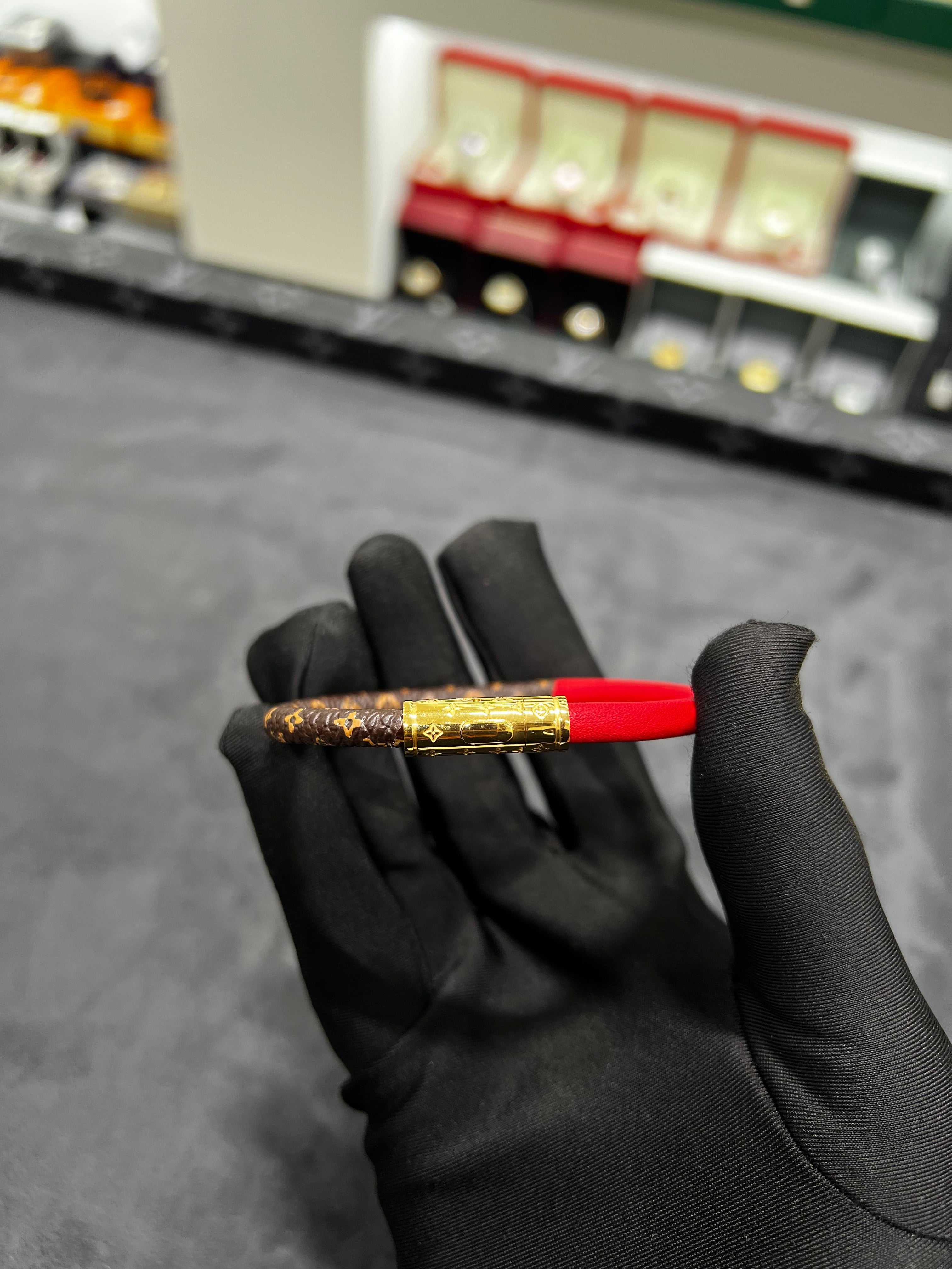 سوار جلد LV احمر في البني