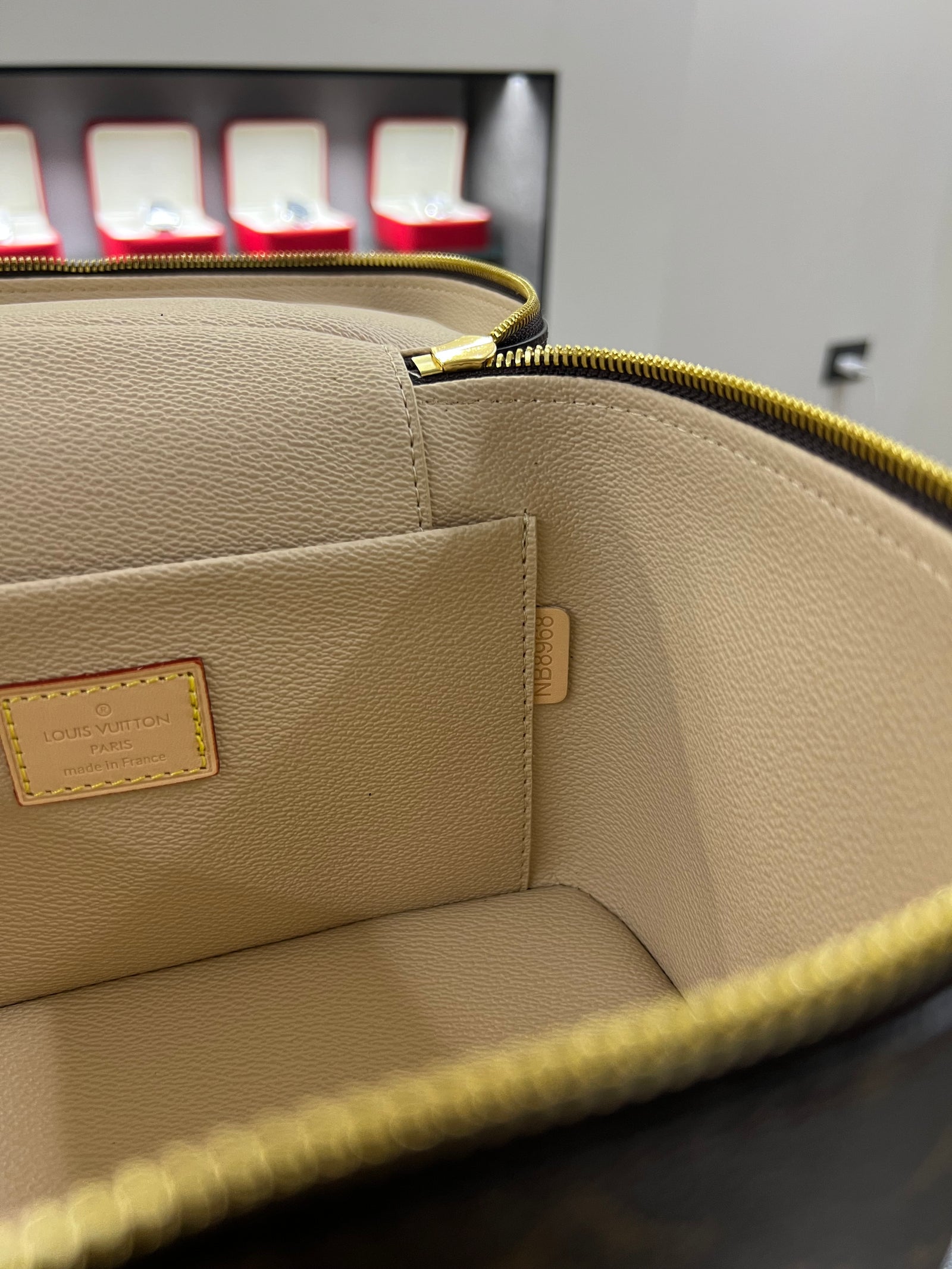 حقيبة نايس فانيتي – مونوجرام للتجميل
Nice Vanity – Monogram Beauty Case