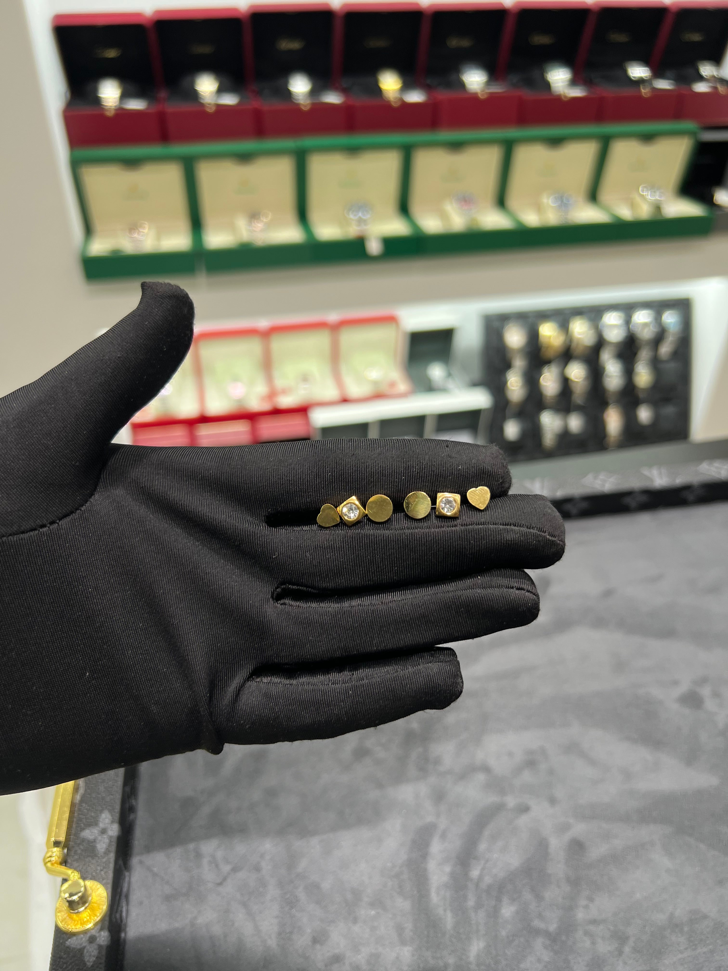 أقراط أذن التلاثيات القلب