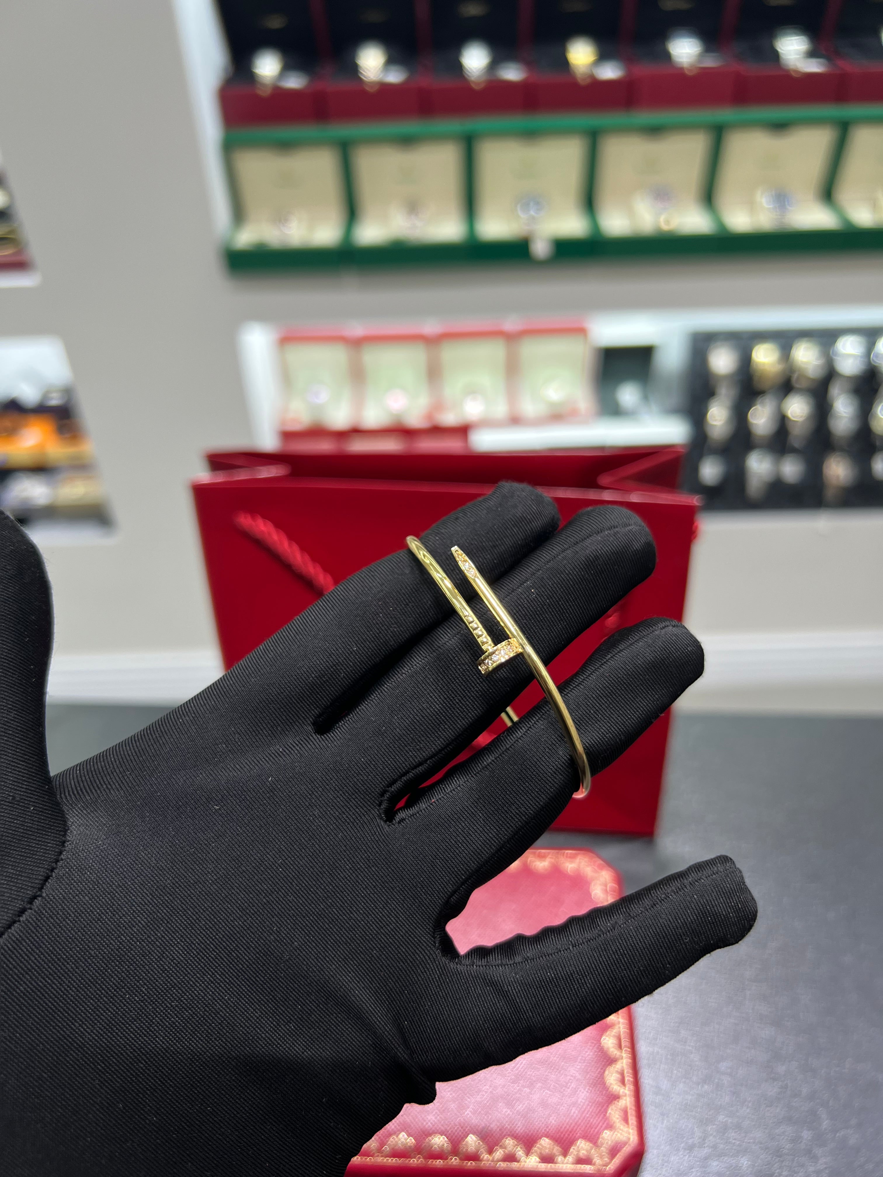 سوار جوست آن كلو ذهبي صغير الحجم