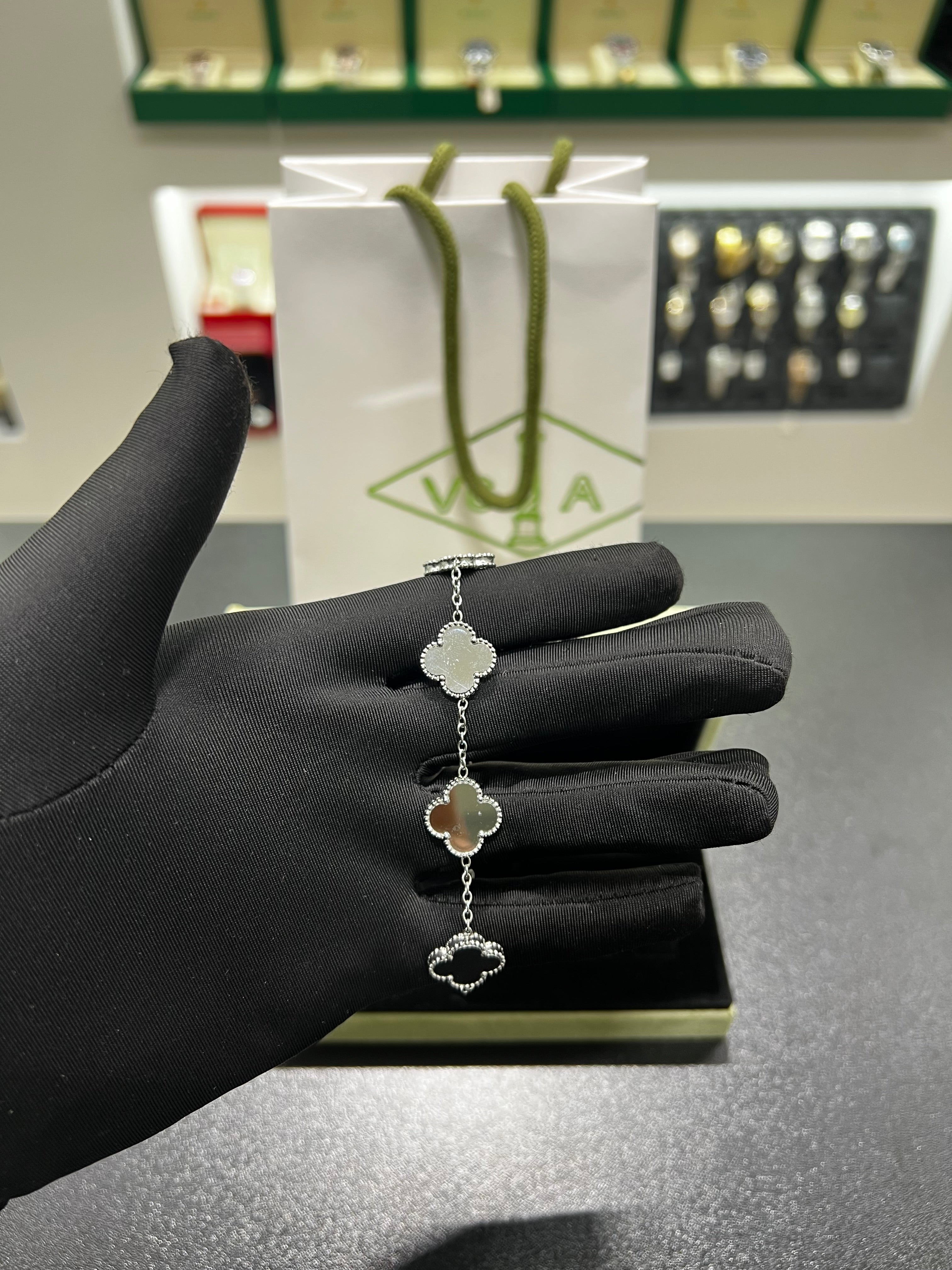 لامبرا فضي عقيق اسود لامع