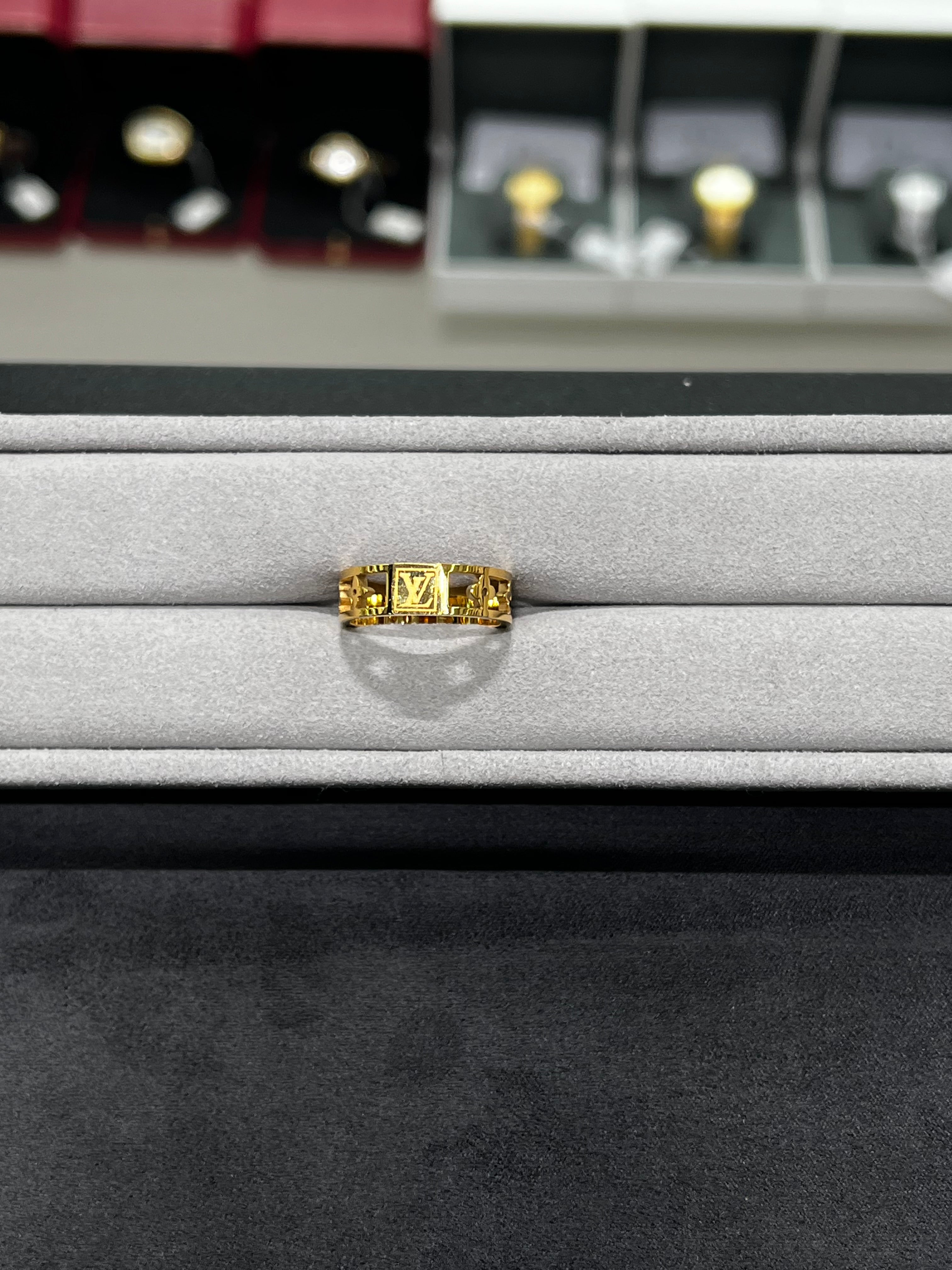 خاتم LVمكعبات