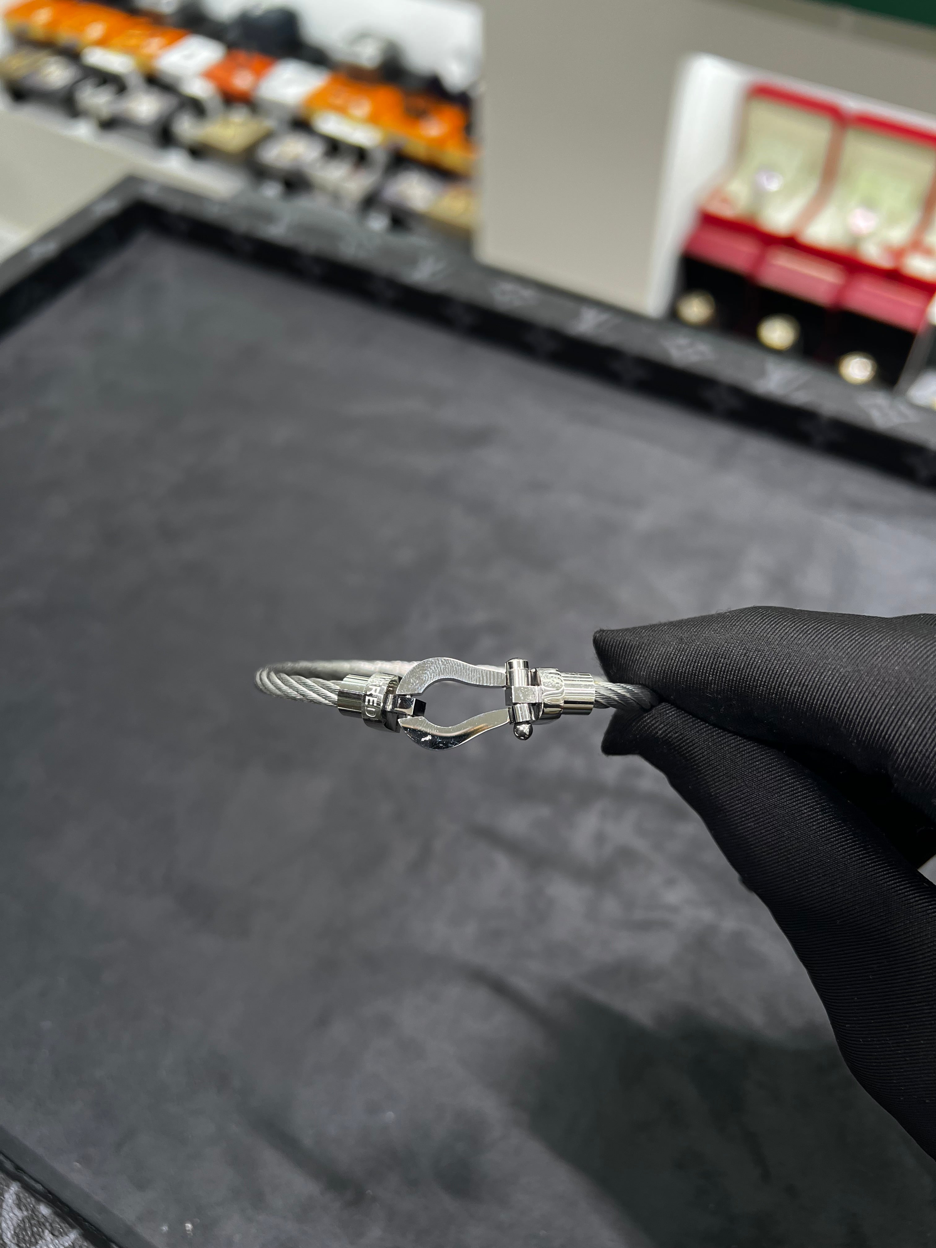 سوار الفريد فضي