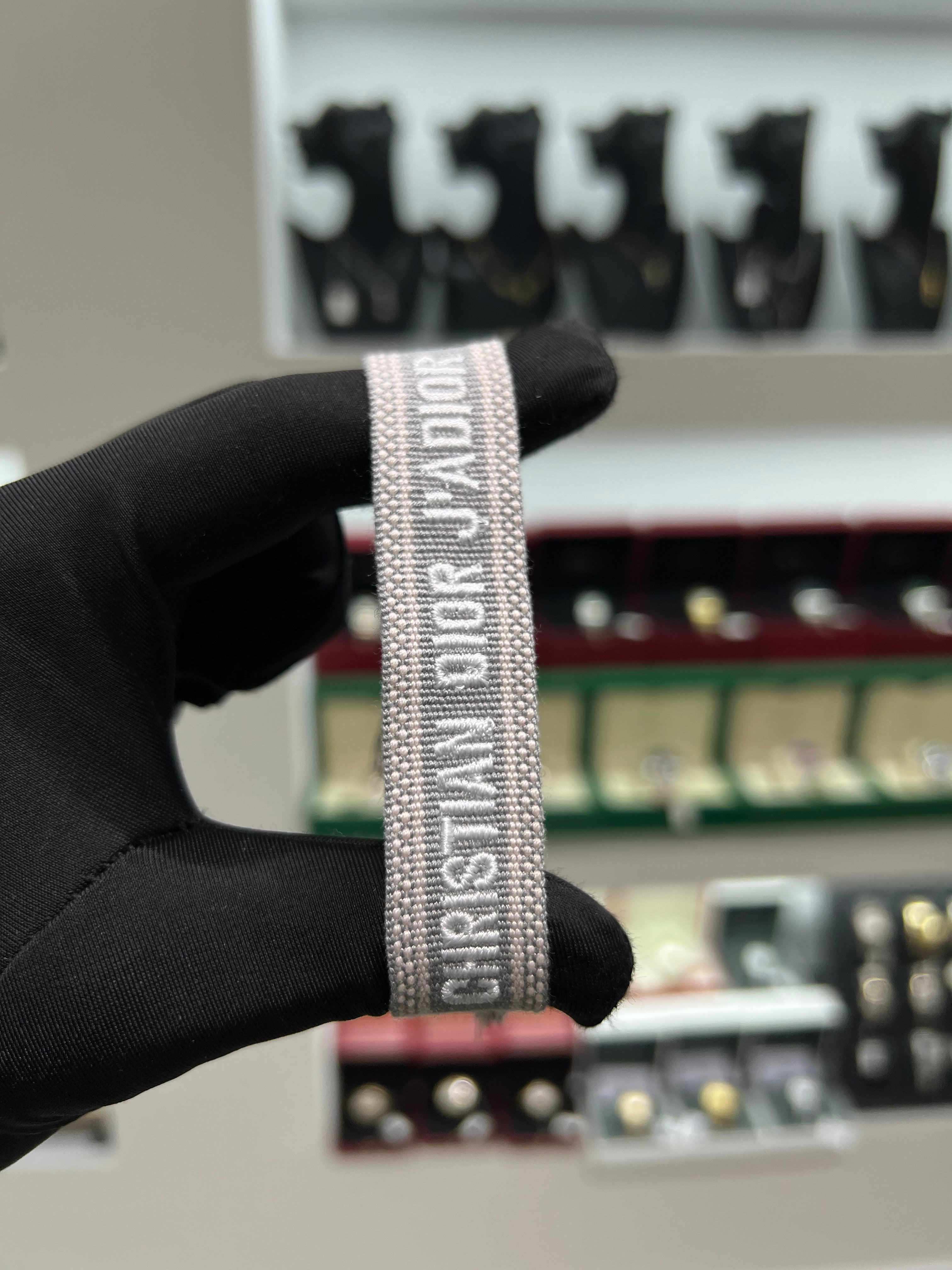 ديور قماش رمادي كتابه ابيض