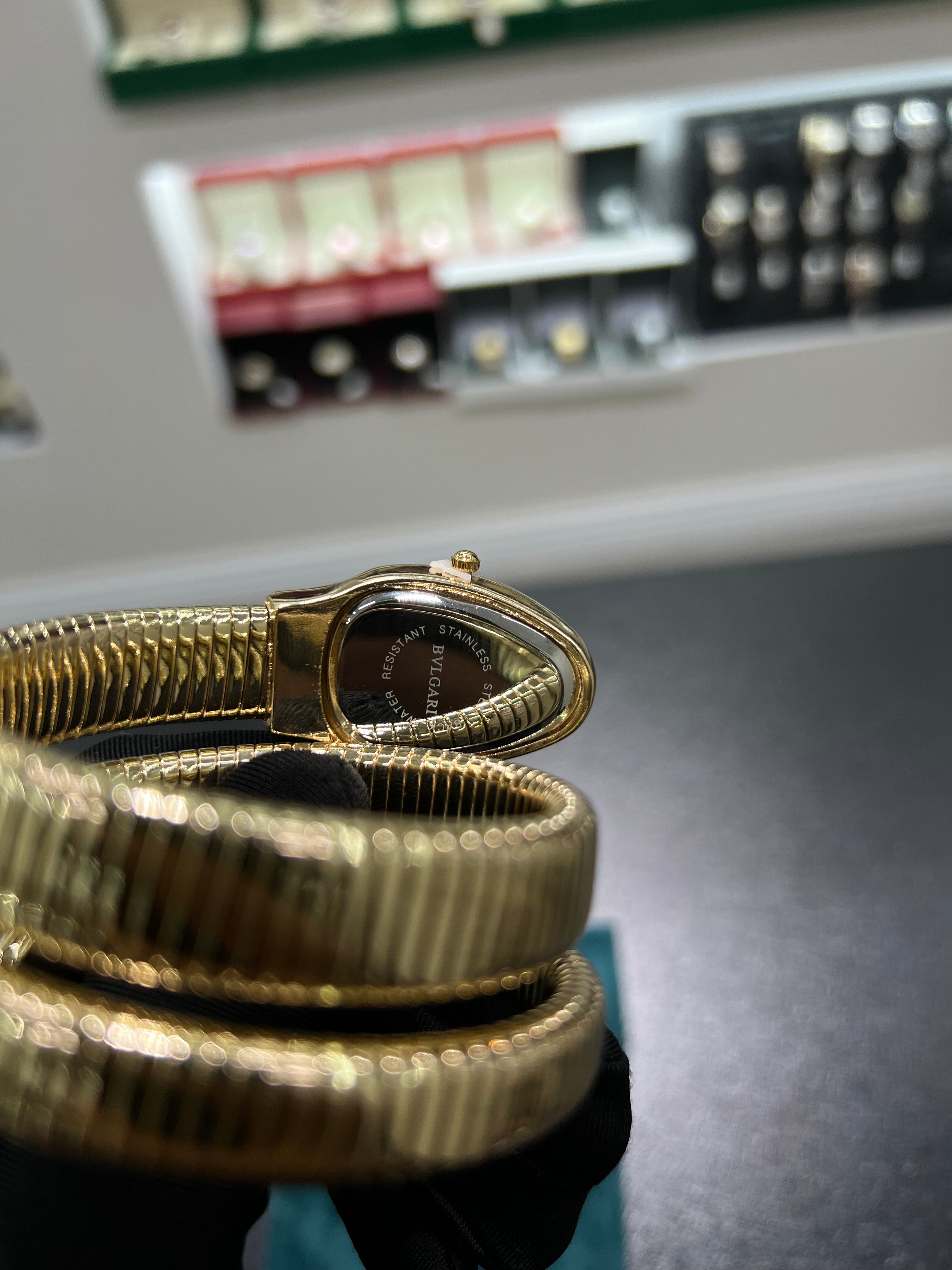 Serpenti watch in gold من دون علبه)
