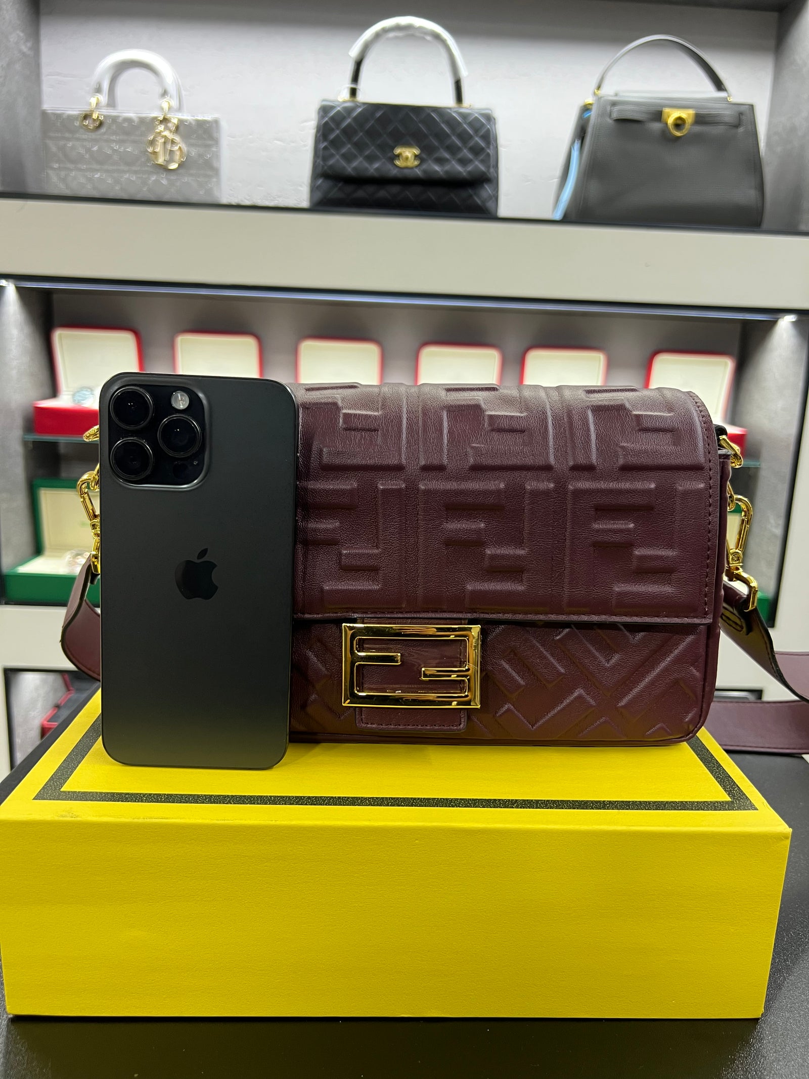 حقيبة باغيت برقندي بنقشة FF بارزة
Baguette Bag – Burgundy Embossed FF