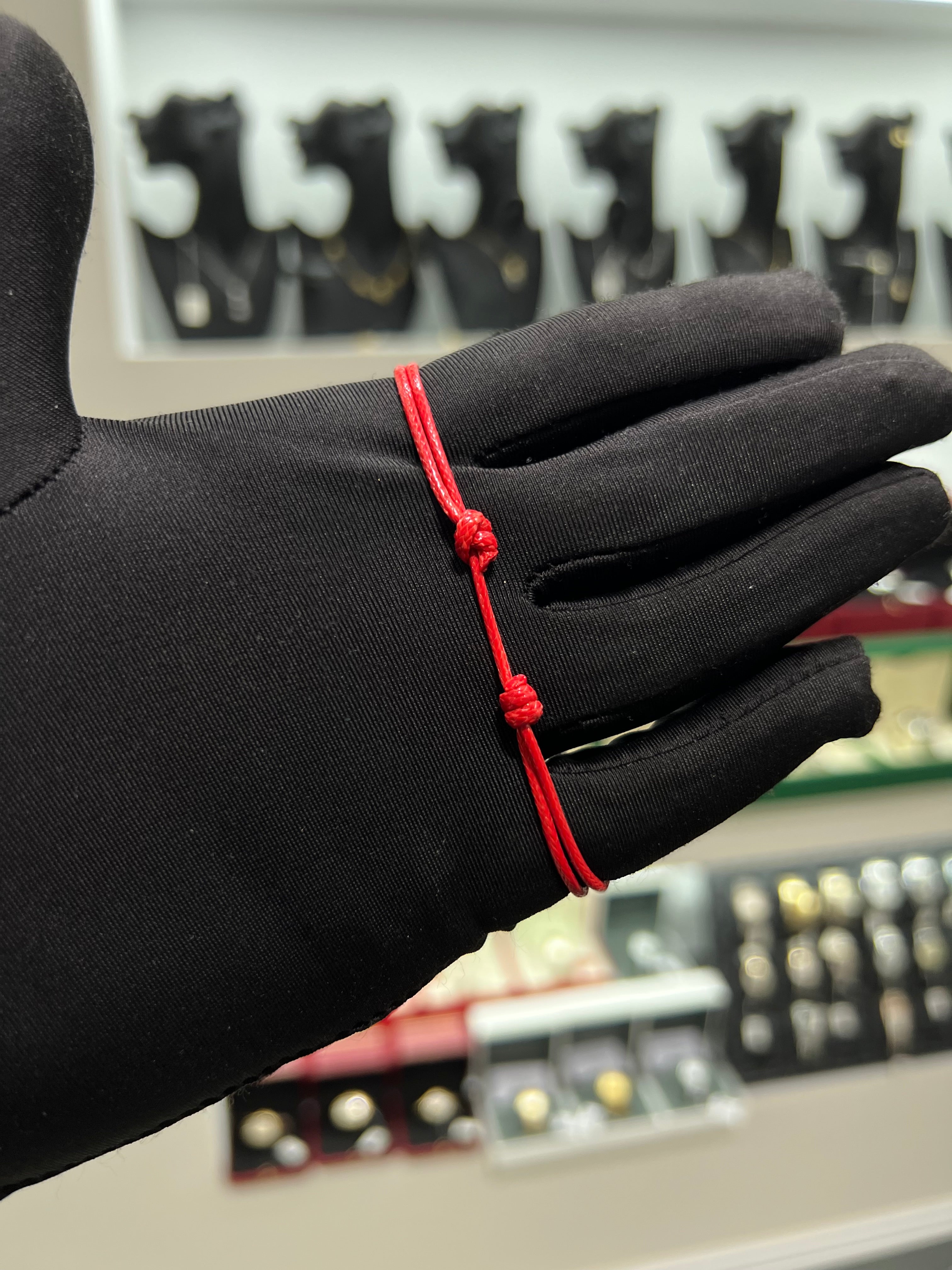 سوار خيط أرماني احمر