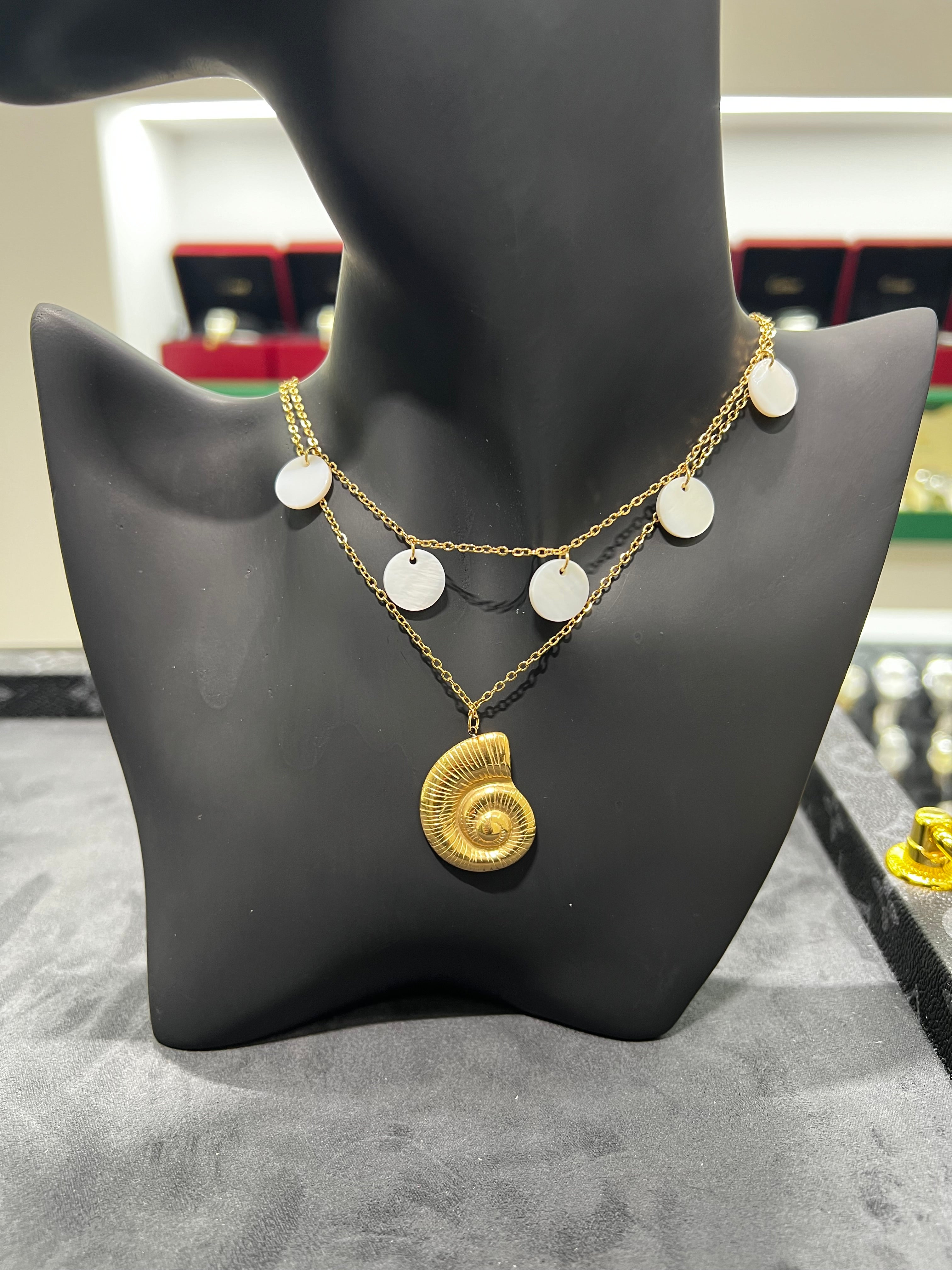 سلسلة القوقعه بالأحجار البيضاء