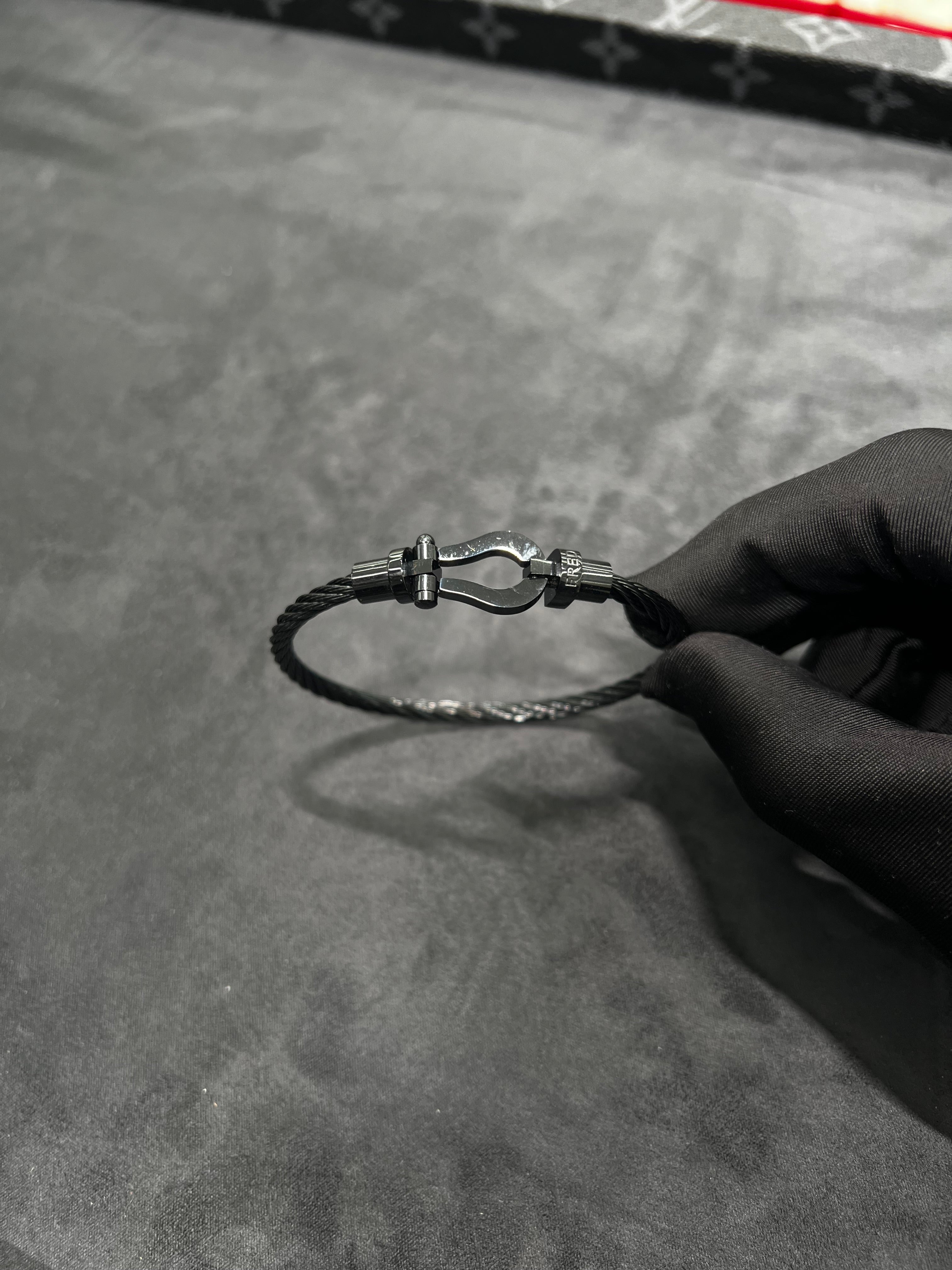 اسوار الفريد اسود