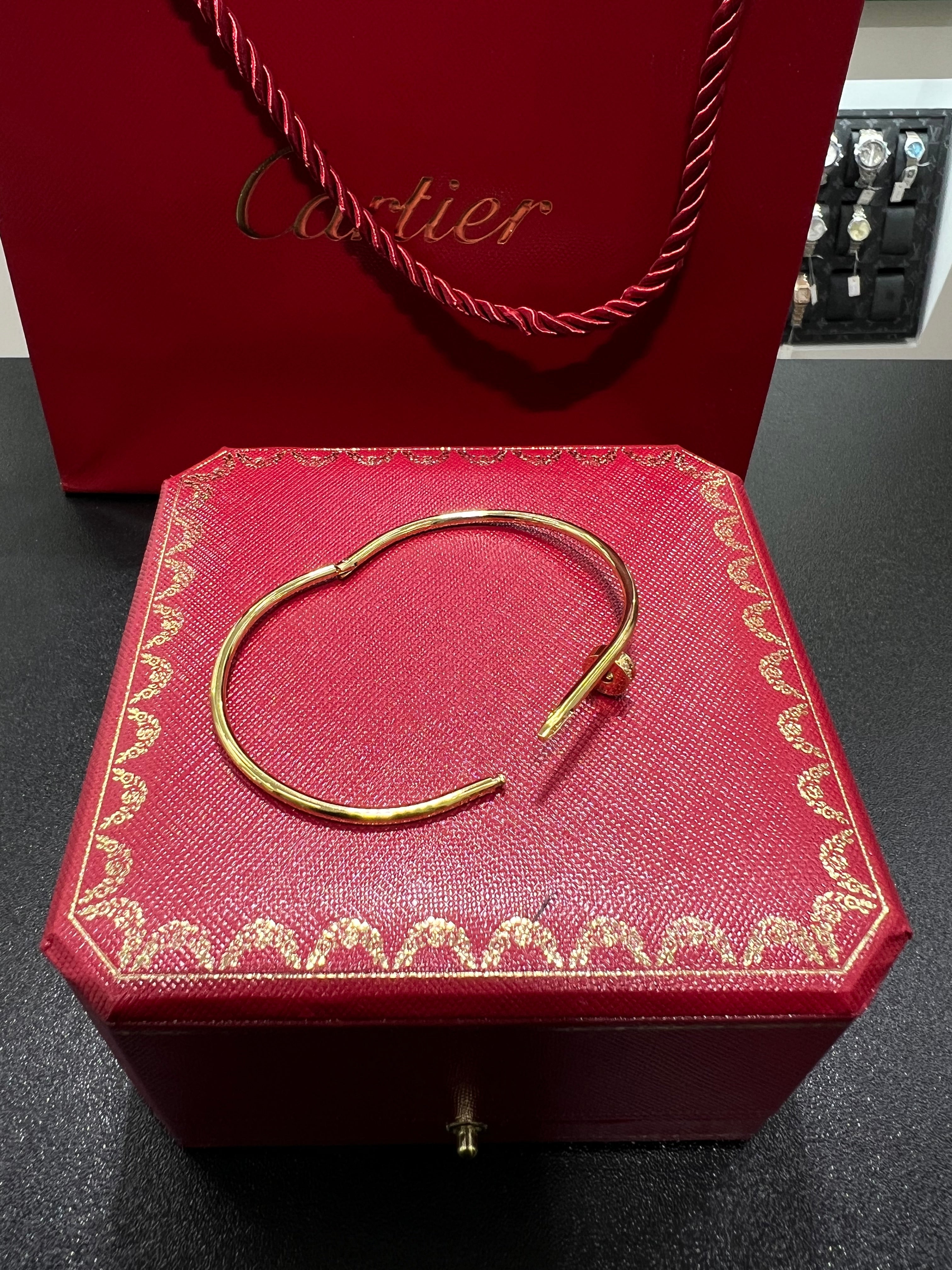 سوار جوست آن كلو ذهبي صغير الحجم