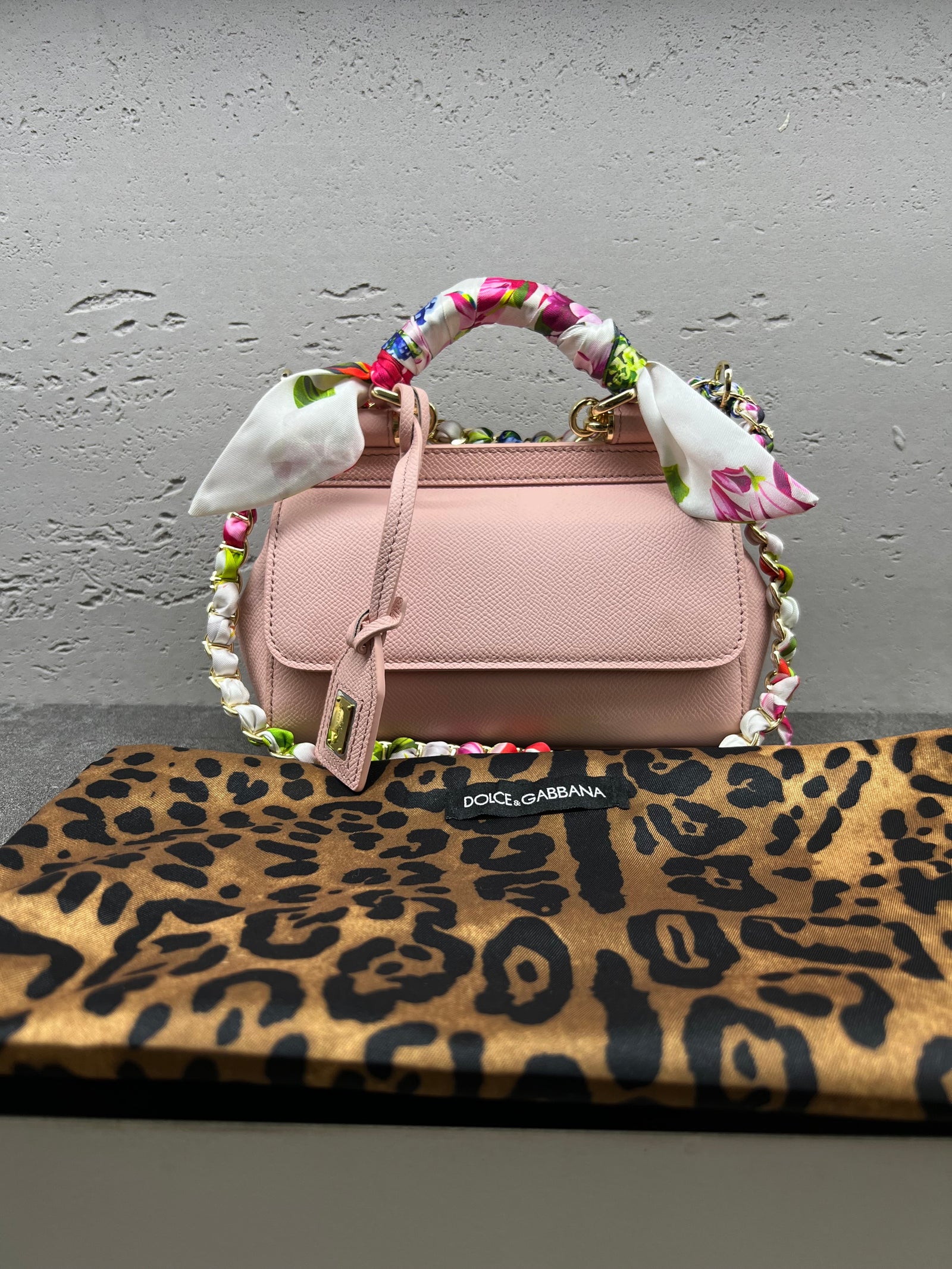 حقيبة سيسيلي الصغيرة بوشاح حرير – وردي
Sicily Bag Small Silk Scarf – Pink