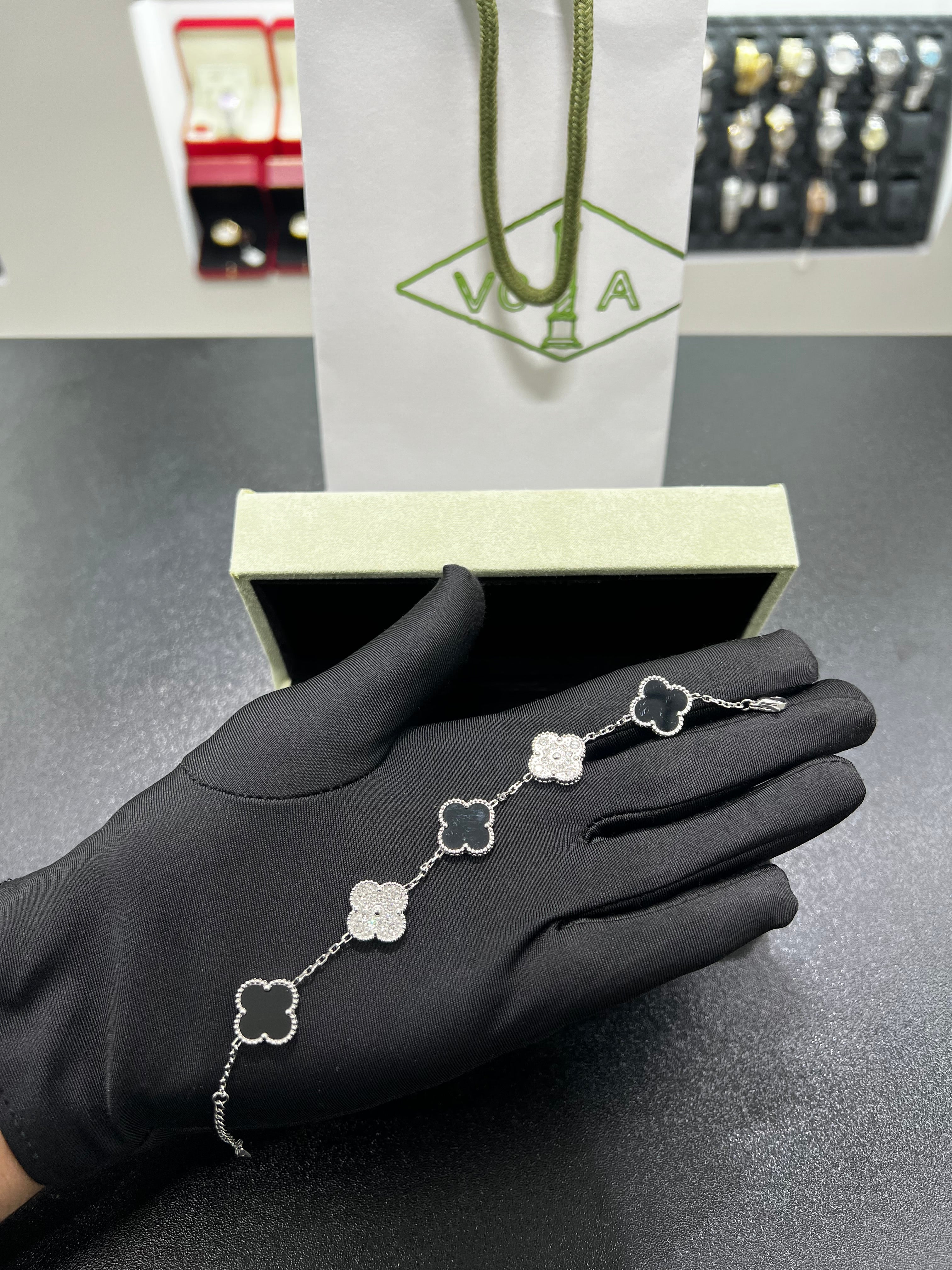 الامبرا اسود مرصع