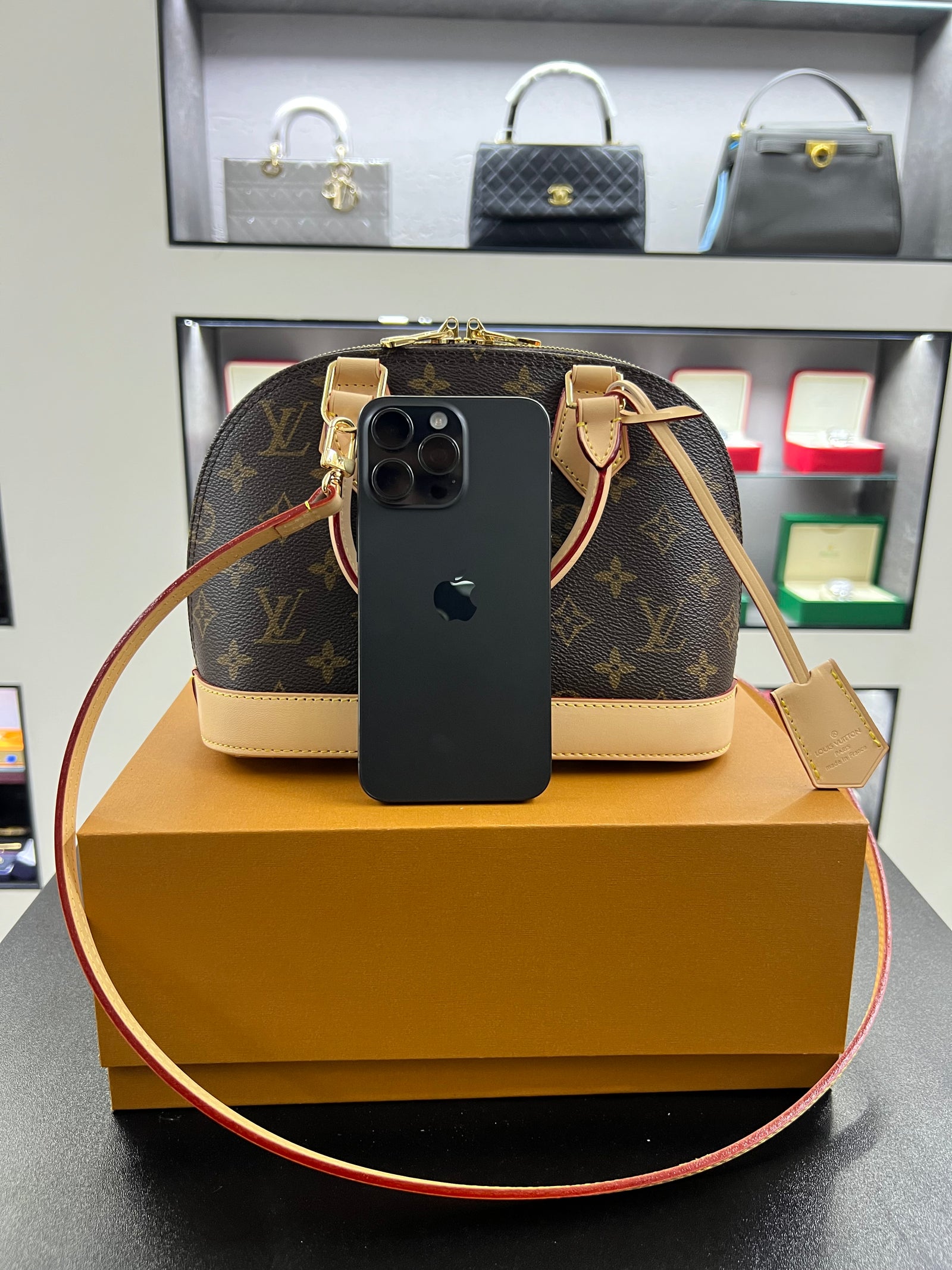 حقيبة الما BB – مونوجرام بشكل القبة
Alma BB – Monogram Dome Bag