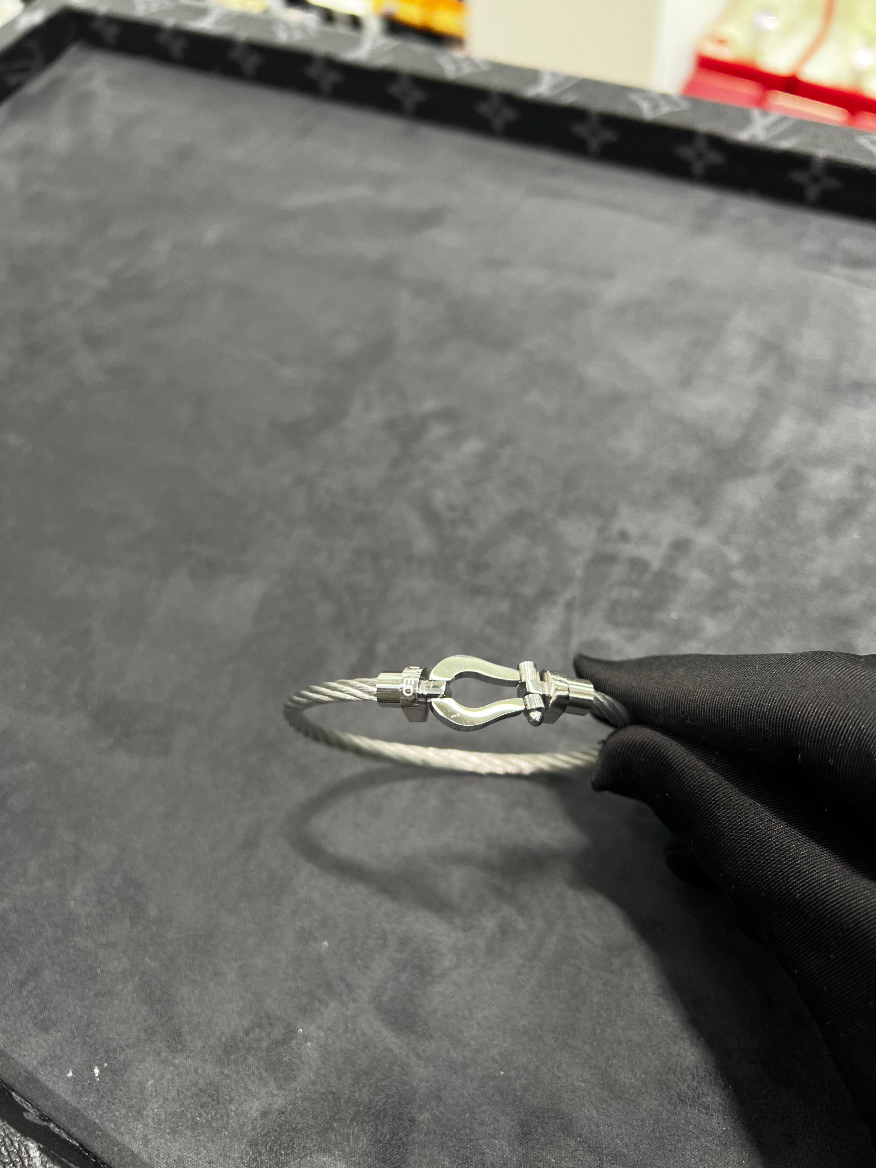 سوار الفريد فضي