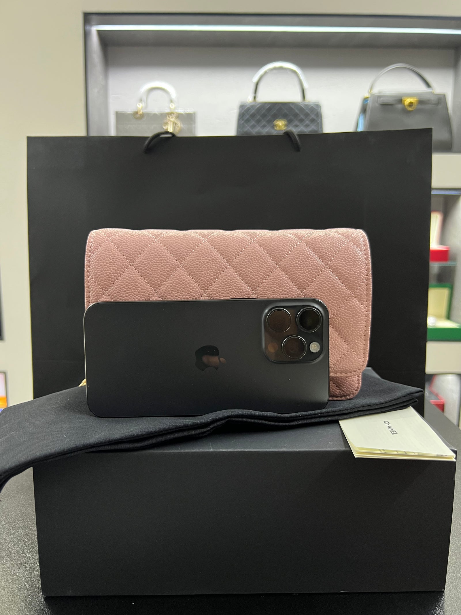 محفظة بسلسلة WOC – وردي كافيار
Wallet on Chain – Pink Caviar