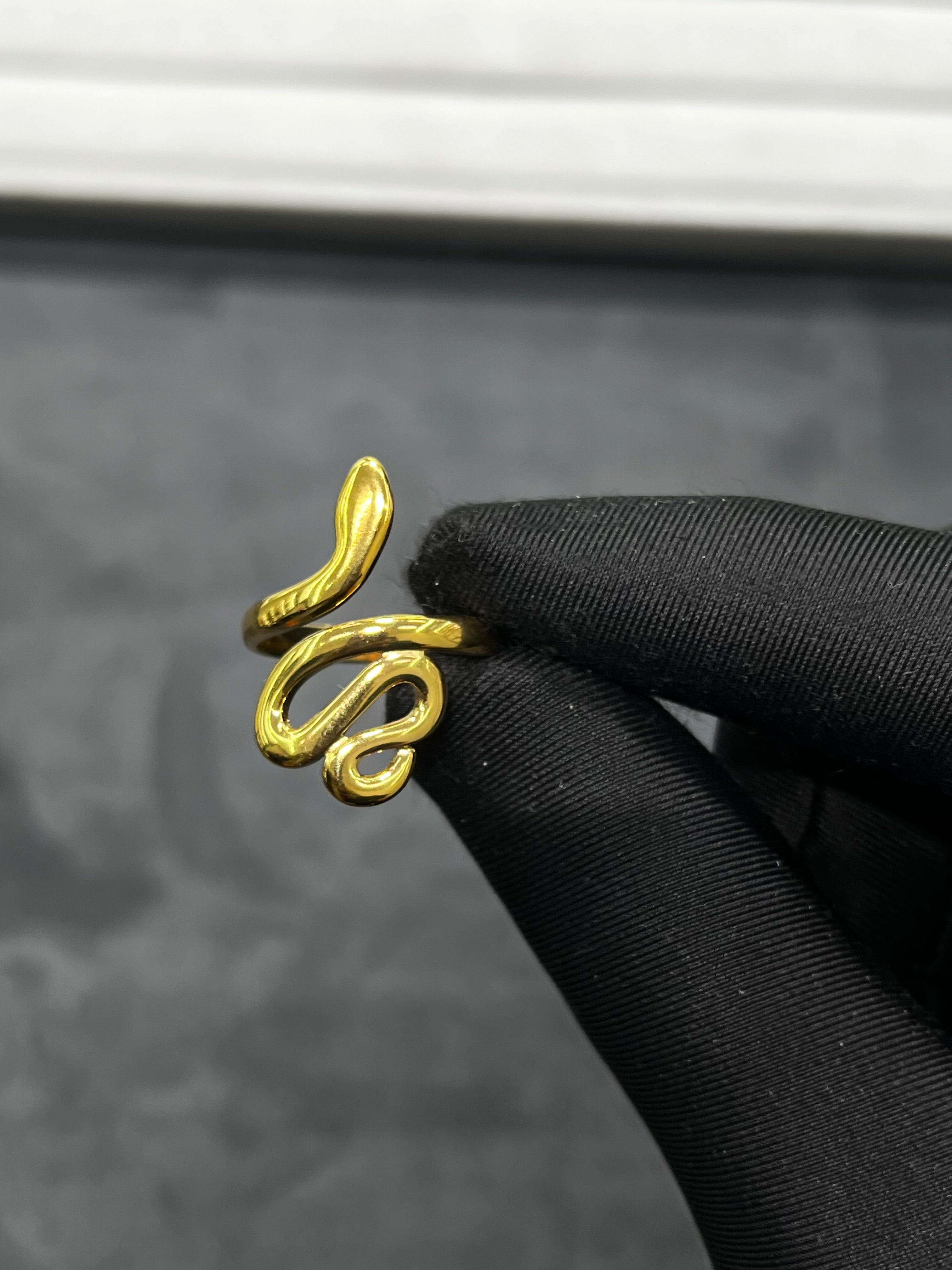 خاتم الافعى الذهبيه