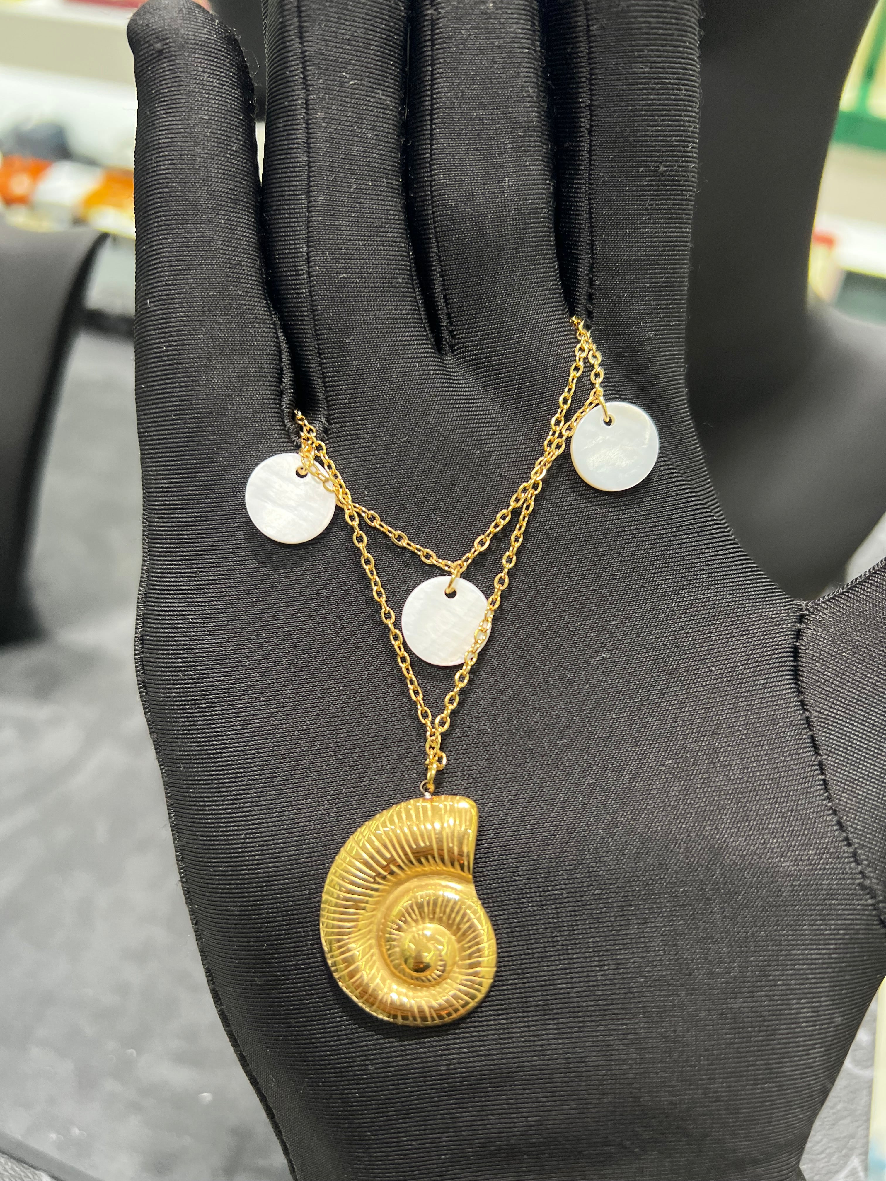 سلسلة القوقعه بالأحجار البيضاء