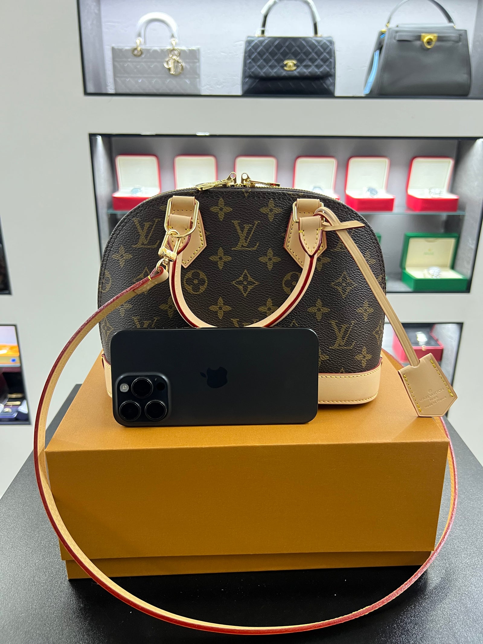 حقيبة الما BB – مونوجرام بشكل القبة
Alma BB – Monogram Dome Bag