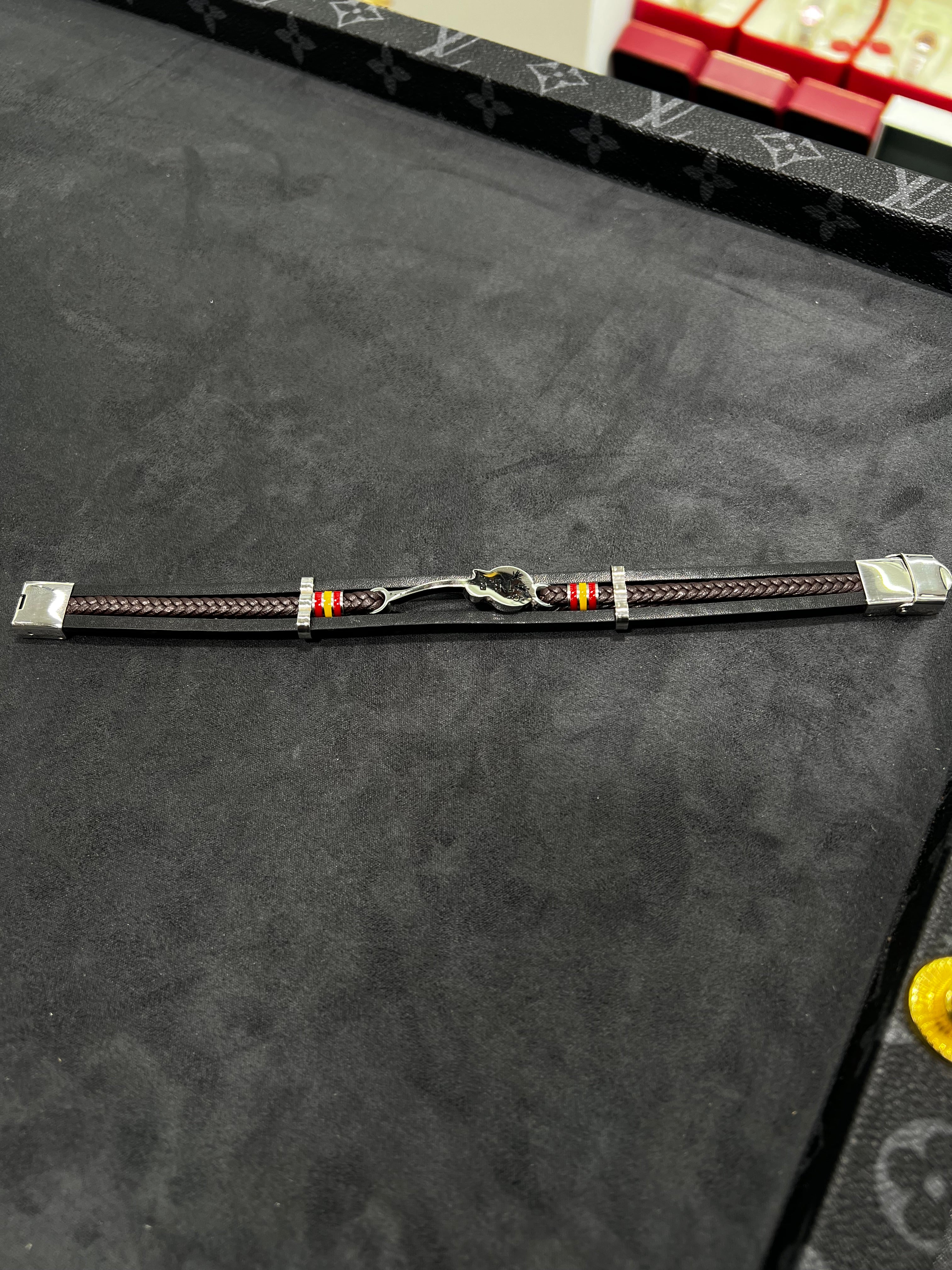 سوار جلد اسود القيتارا