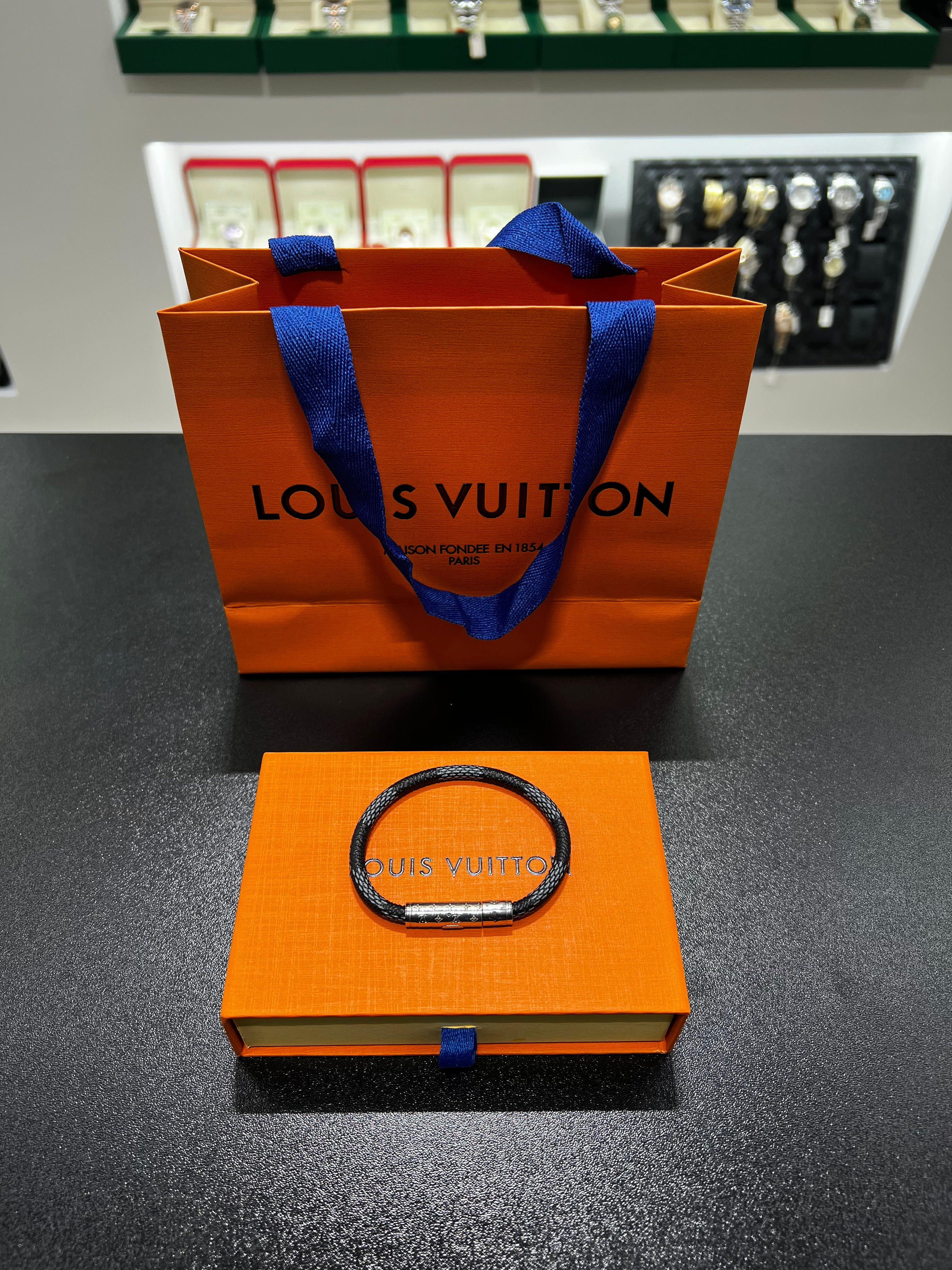 سوار جلد LV ازرق و اسود مقاس 19