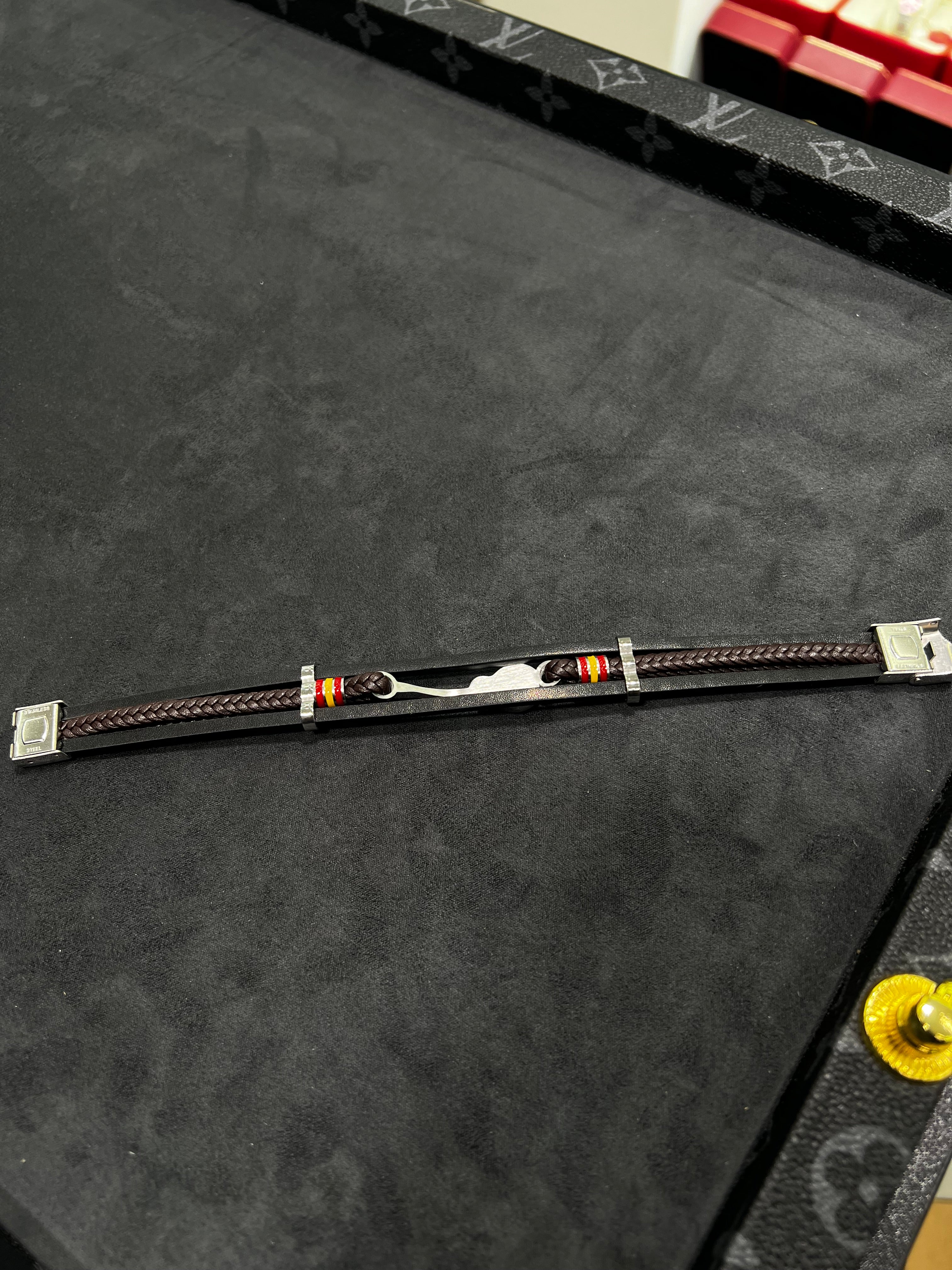 سوار جلد اسود القيتارا