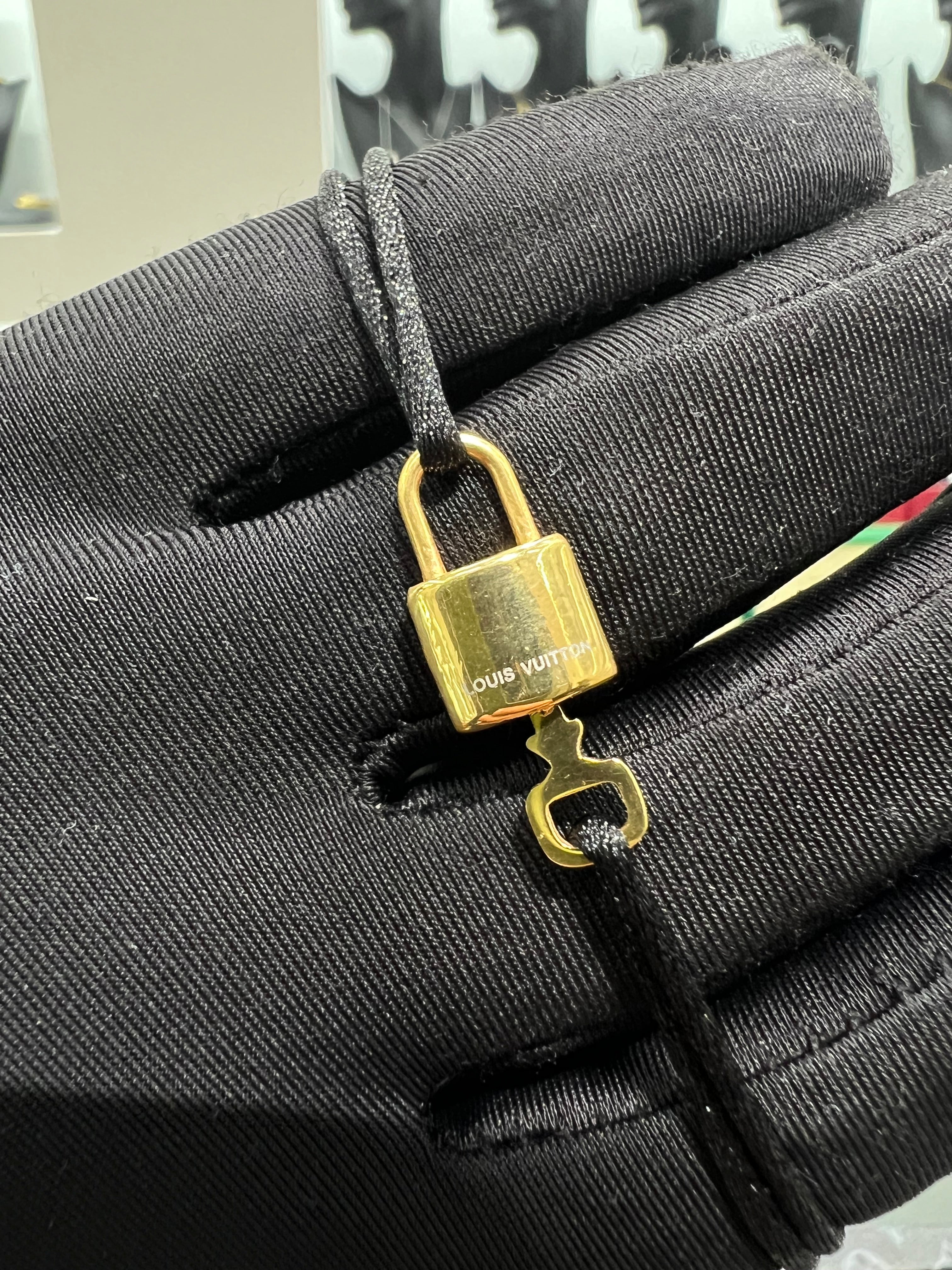 اسوار خيط لوي فيتون قفل اسود