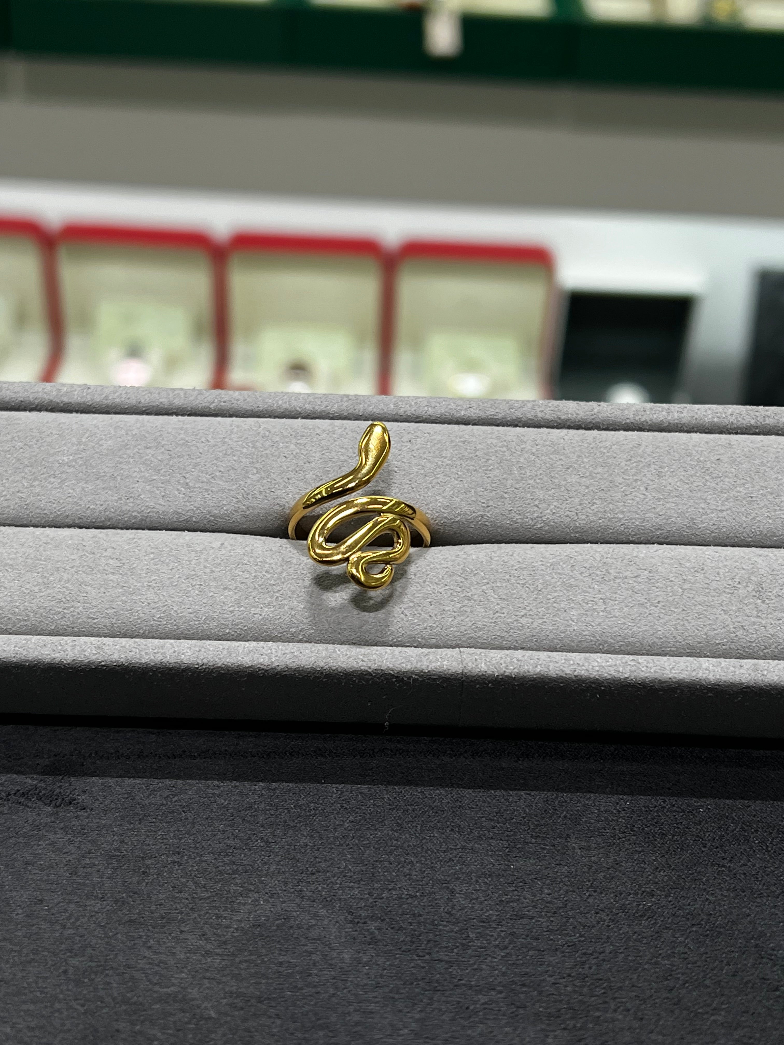 خاتم الافعى الذهبيه