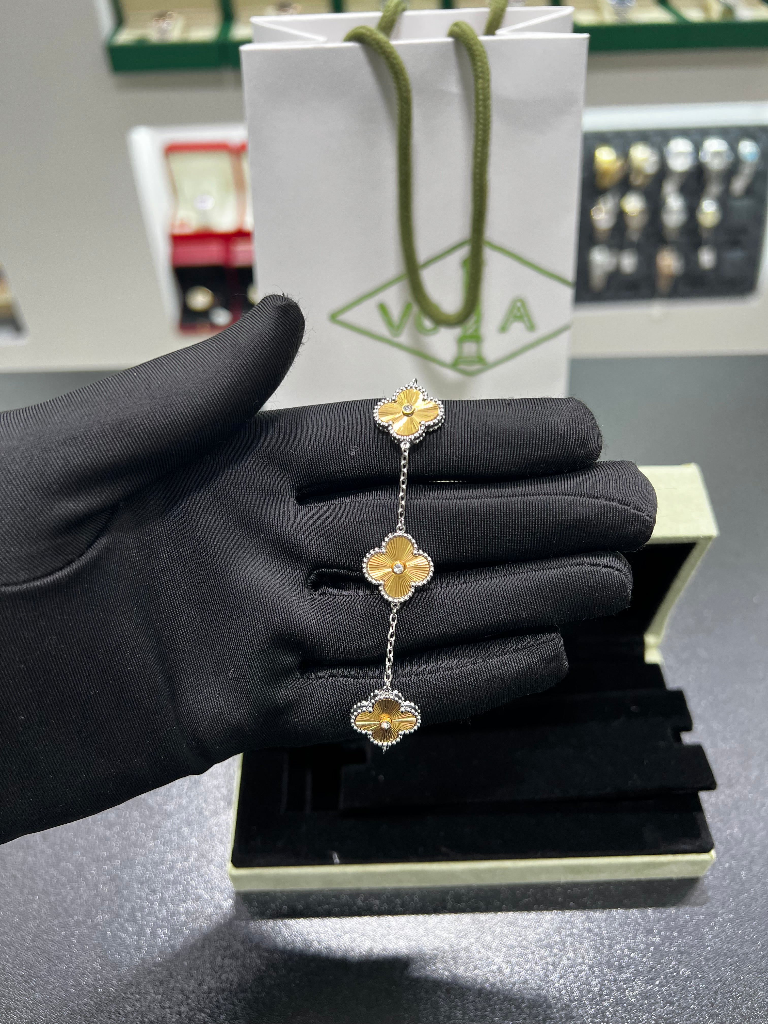 فان كلييف لامبرا ذهبي اطار فضي مرصع