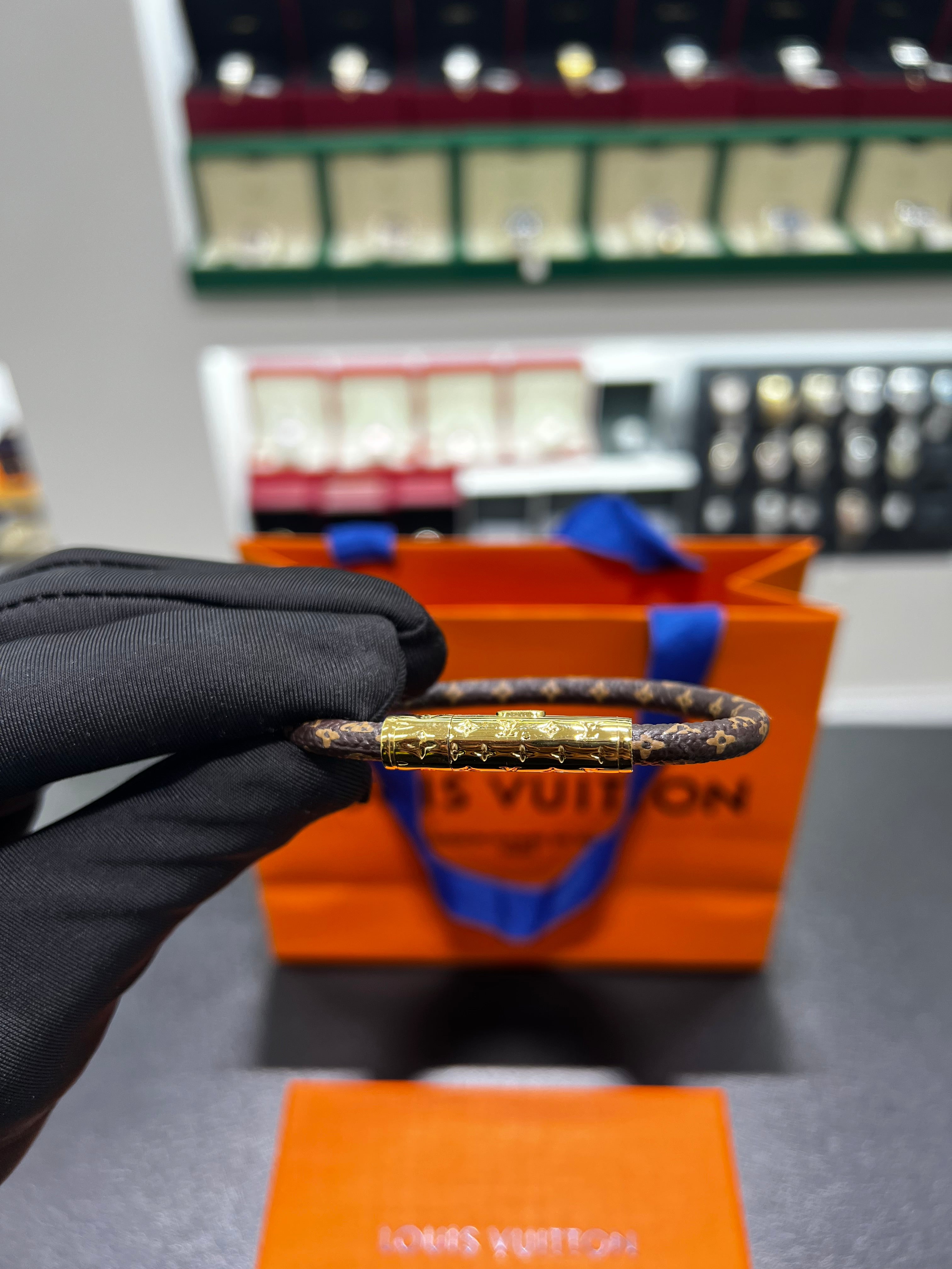 سوار جلد LV بني مقاس 19